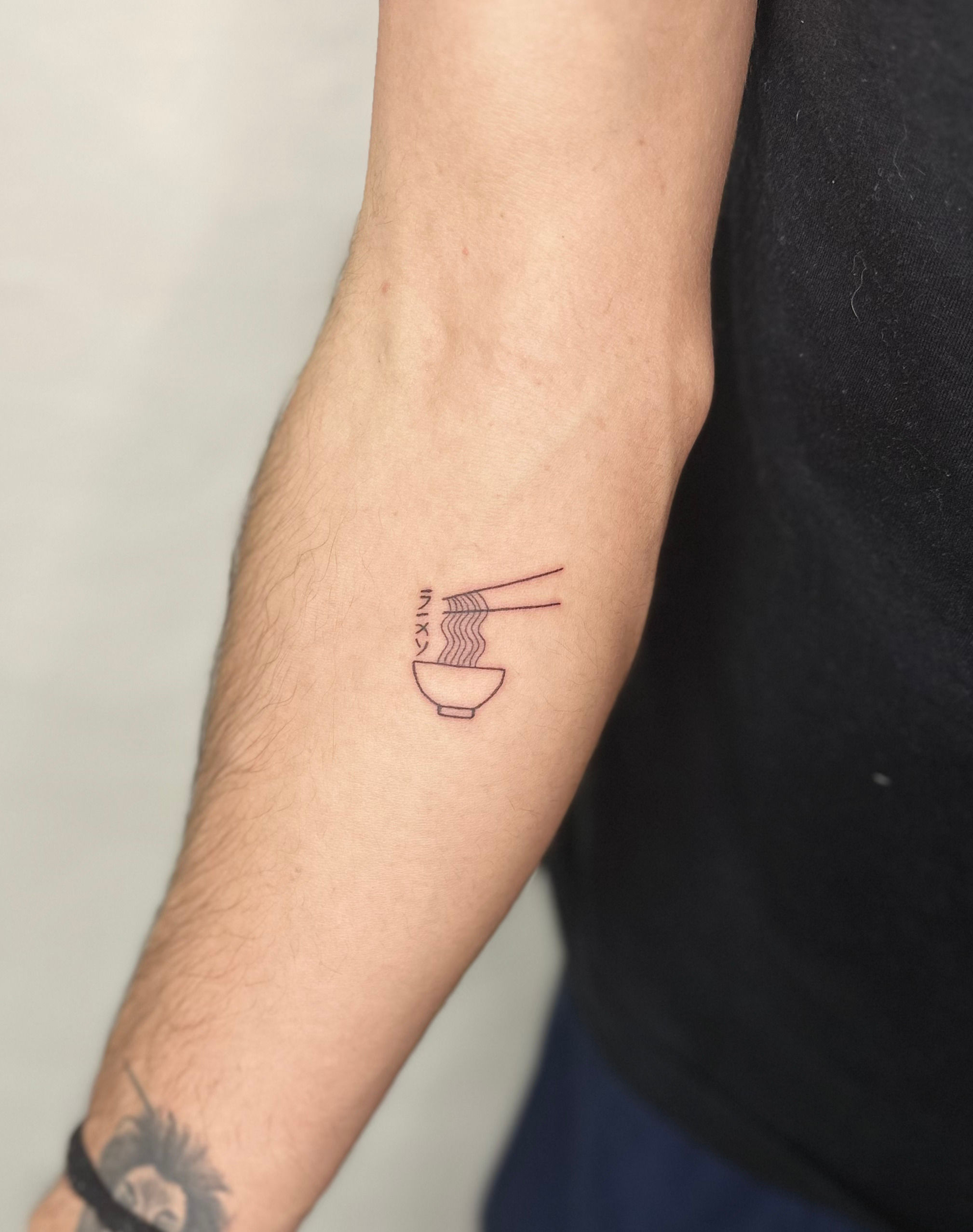 Tatuaggio Fine Line realizzato da La Phil Tattoo a Savigliano