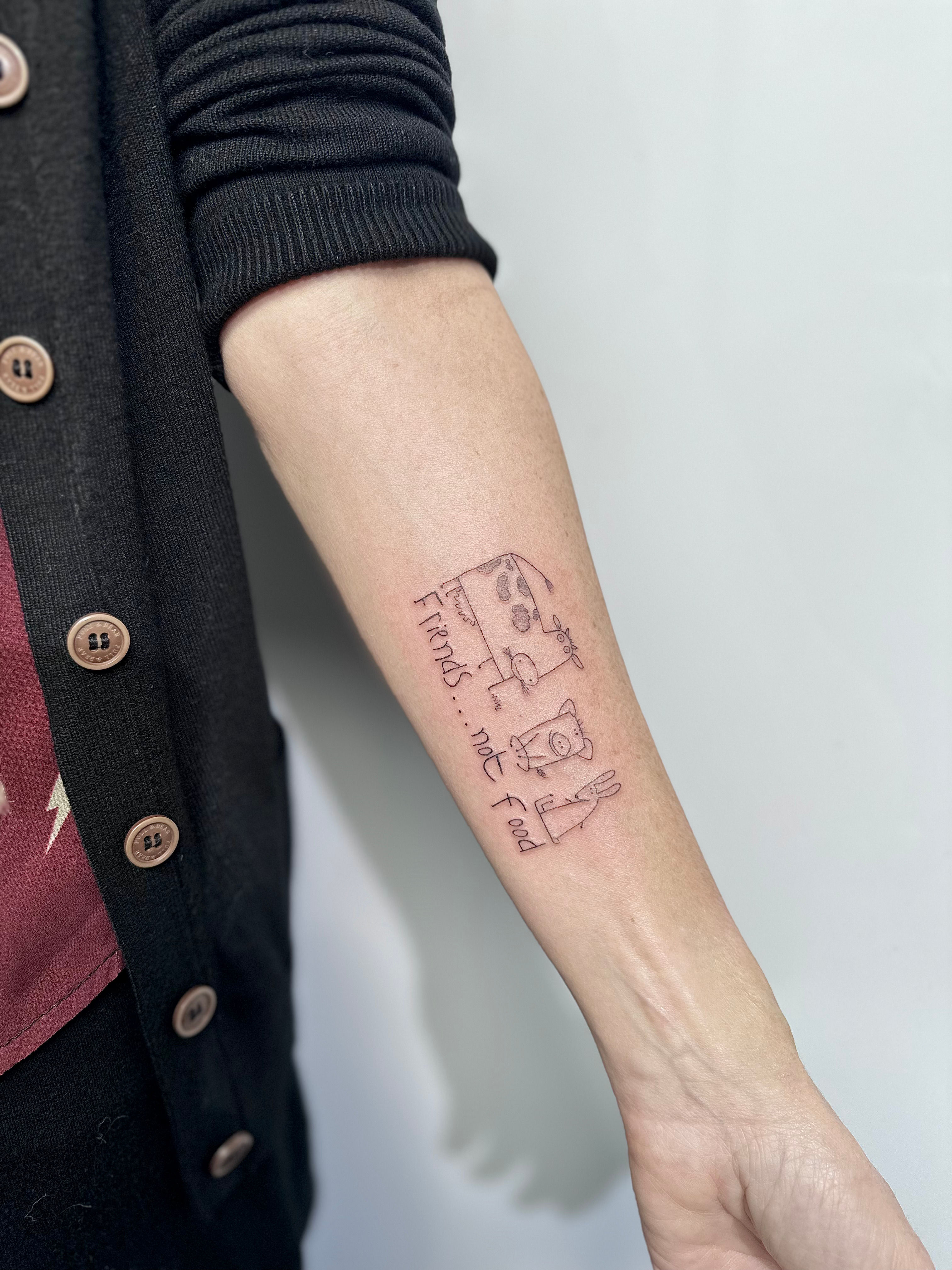 Tatuaggio Fine Line - Friends...not food realizzato da La Phil Tattoo a Savigliano