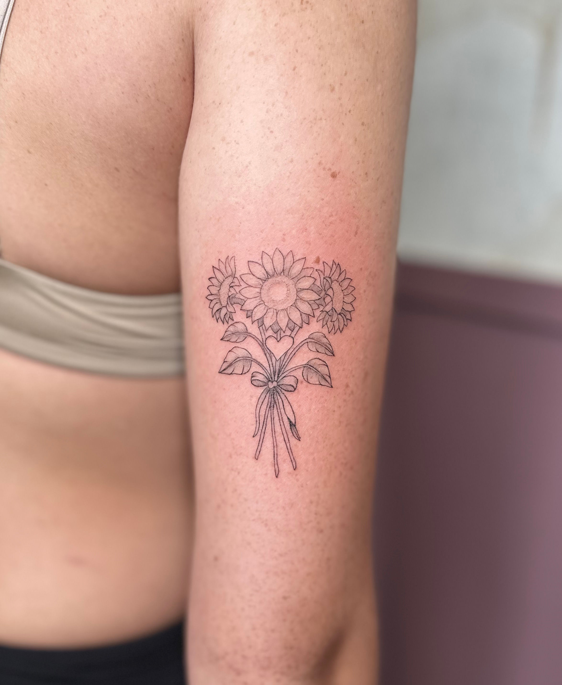 Tatuaggio Fine Line/Nature realizzato da La Phil Tattoo a Savigliano