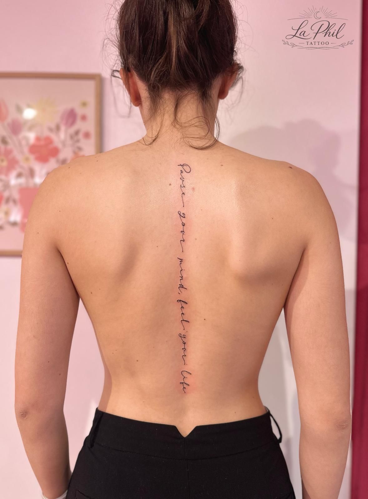 Tatuaggio Fine Line Script - Pause you mind feel your life realizzato da La Phil Tattoo a Savigliano