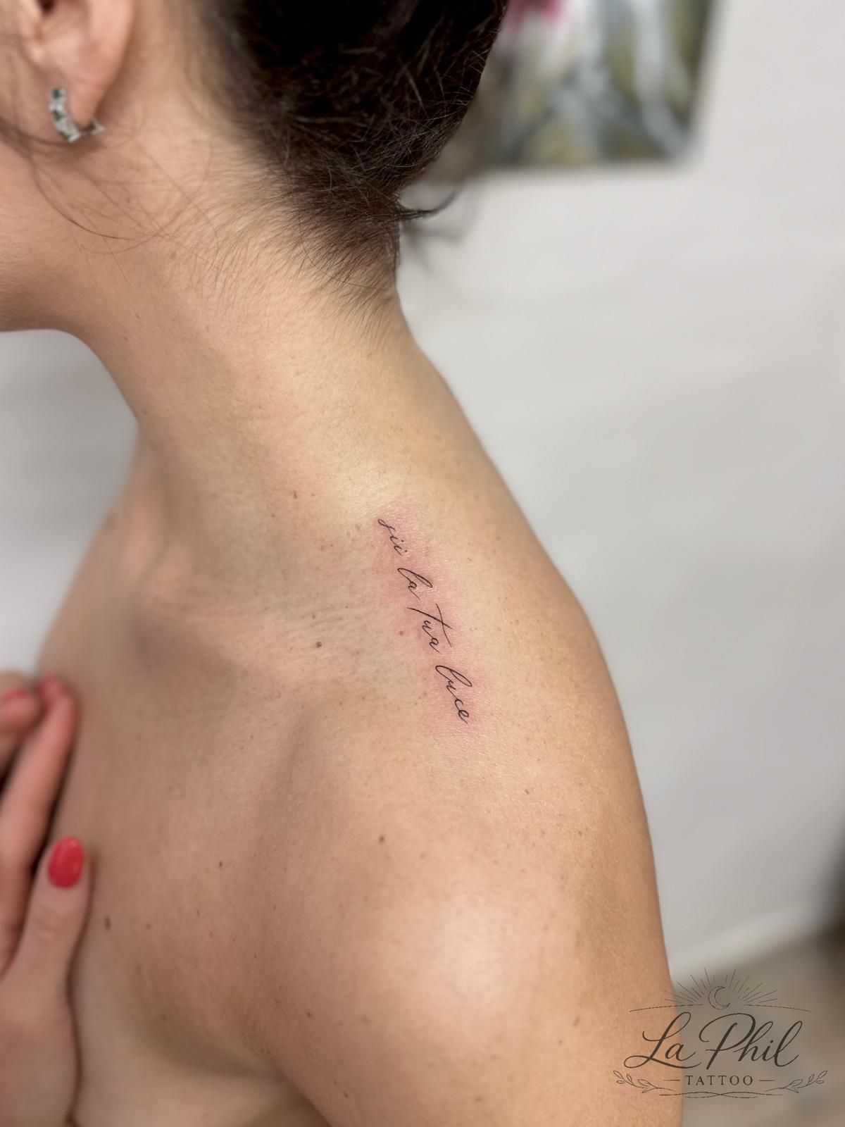 Tatuaggio Fine Line Script - sii la tua luce realizzato da La Phil Tattoo a Savigliano