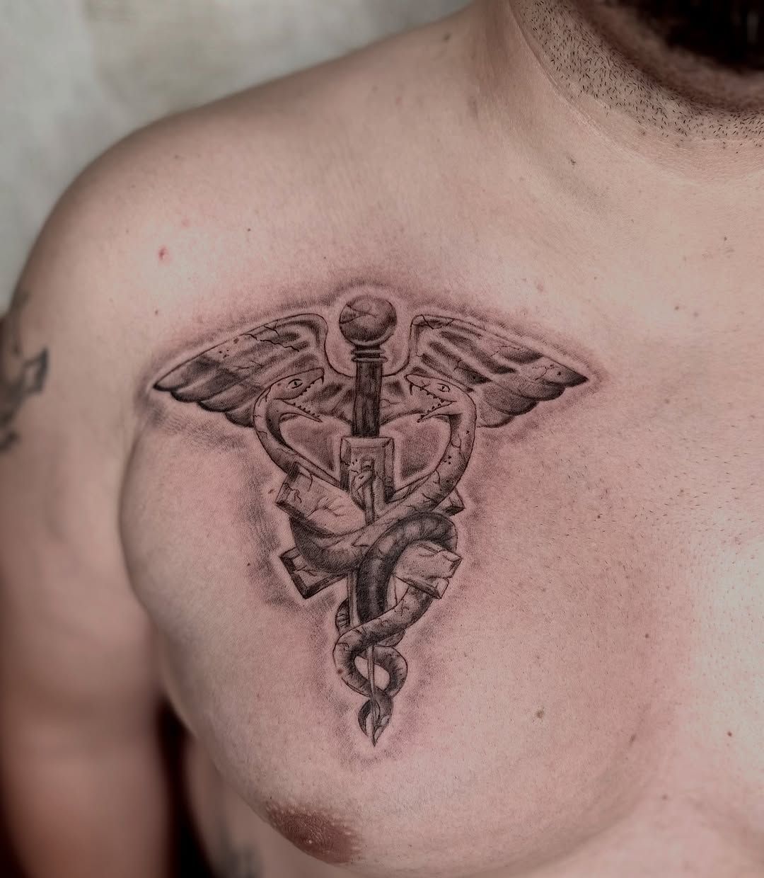 Tatuaggio Black and Grey - Caduceo realizzato da La Phil Tattoo a Savigliano