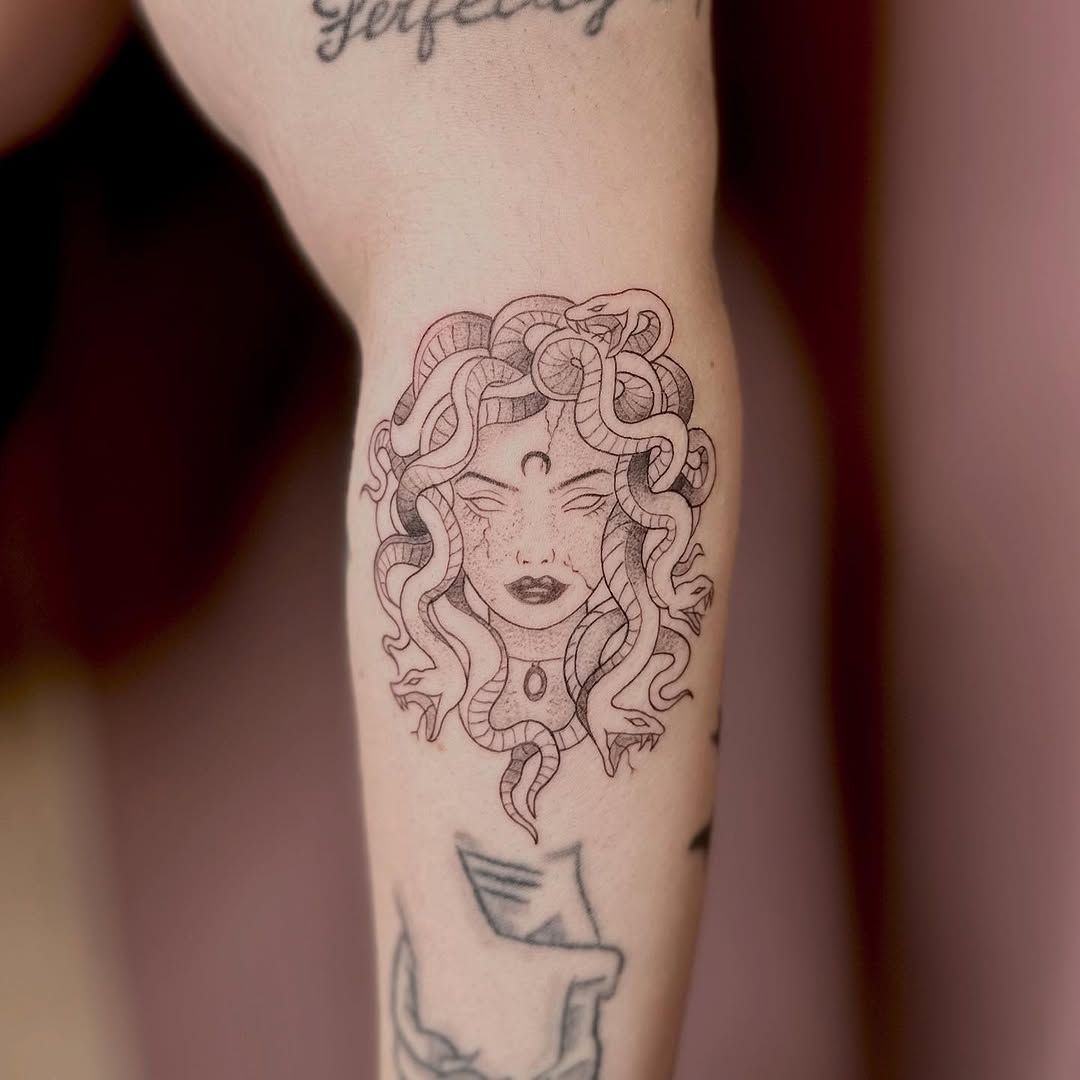 Tatuaggio Fine Line realizzato da La Phil Tattoo a Savigliano