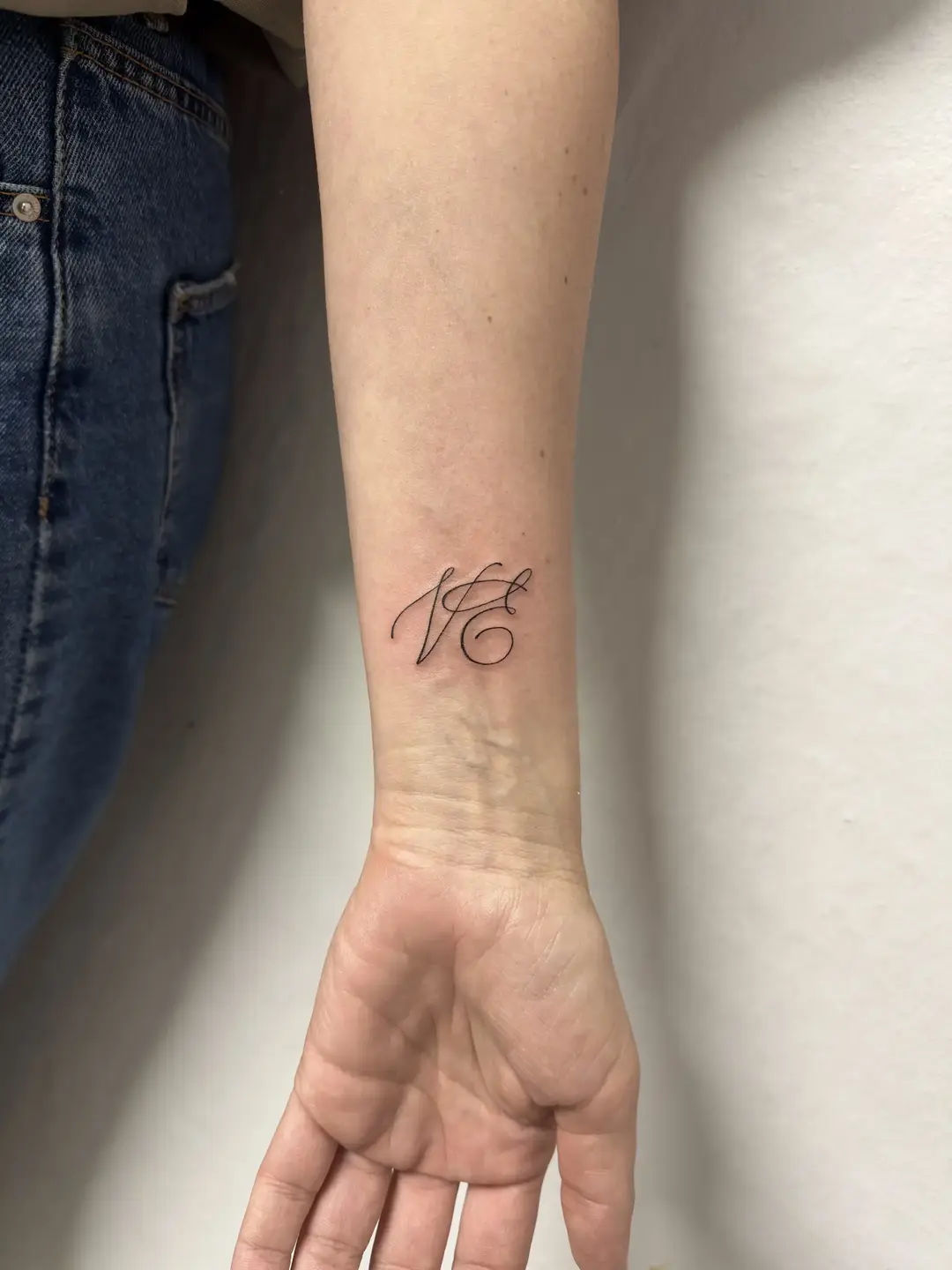 Tatuaggio fineline realizzato da La Phil Tattoo
