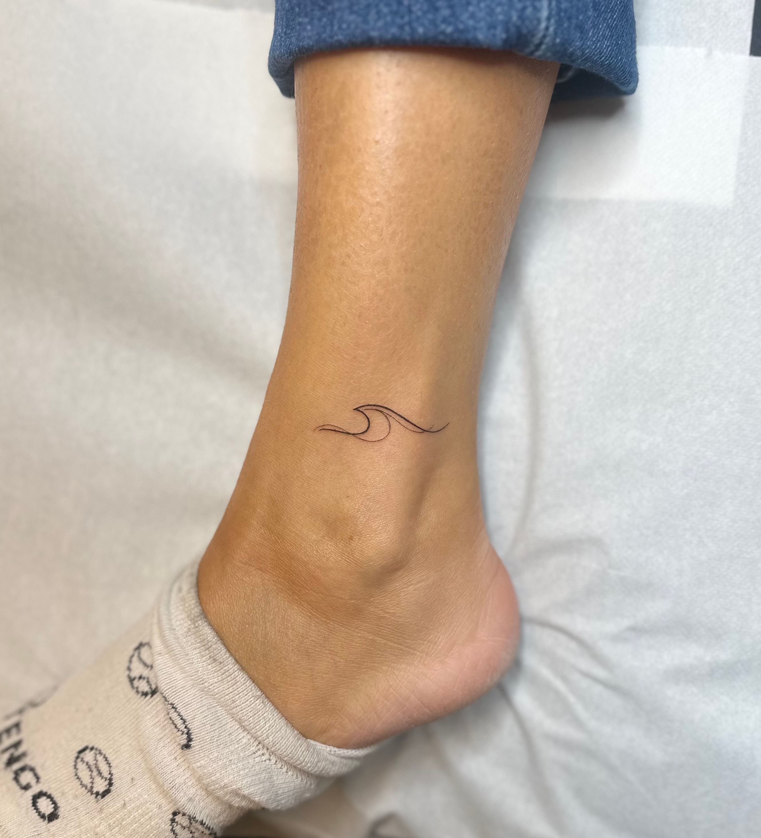 Tatuaggio fineline realizzato da La Phil Tattoo