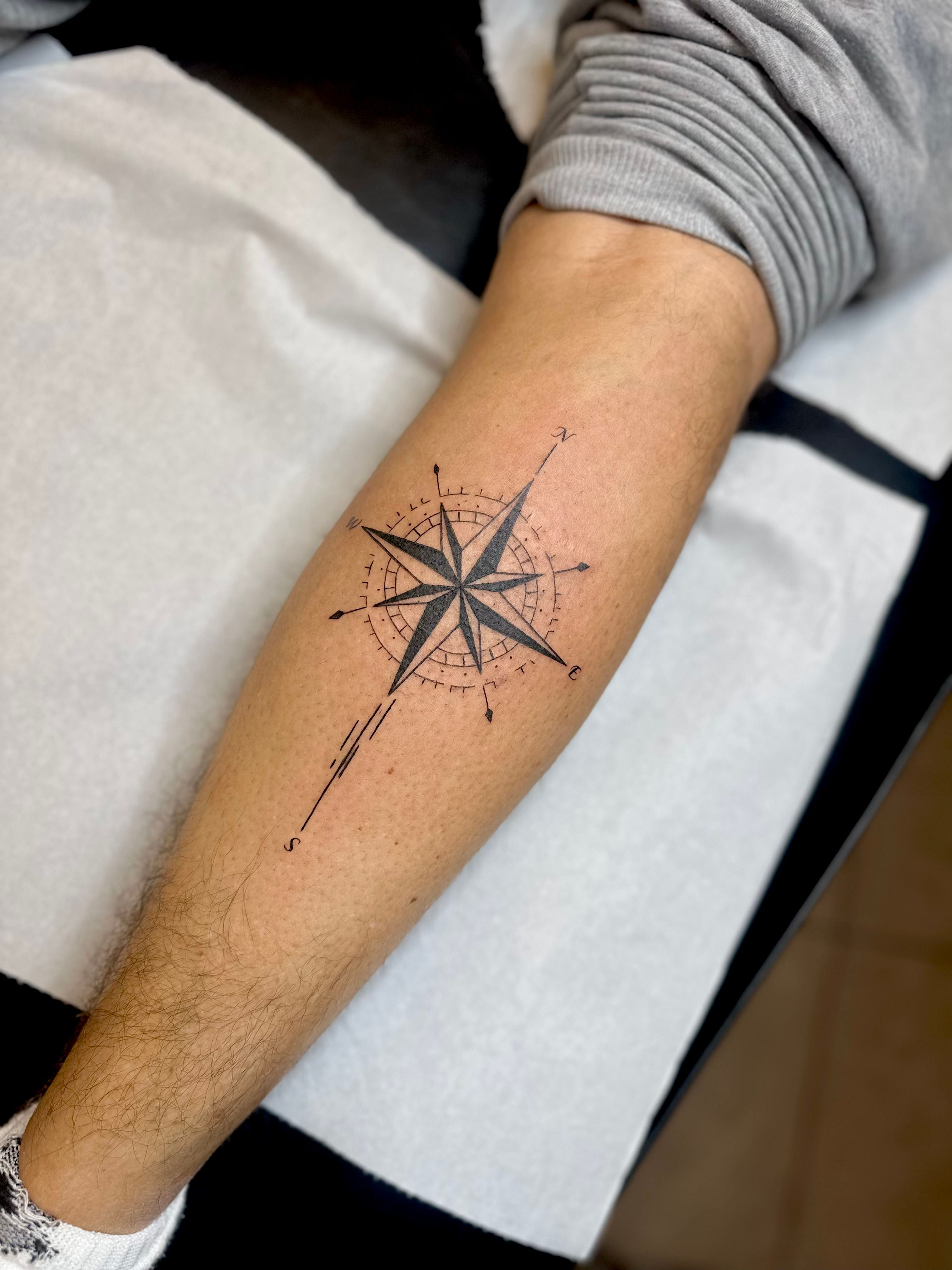 Tatuaggio fineline realizzato da La Phil Tattoo