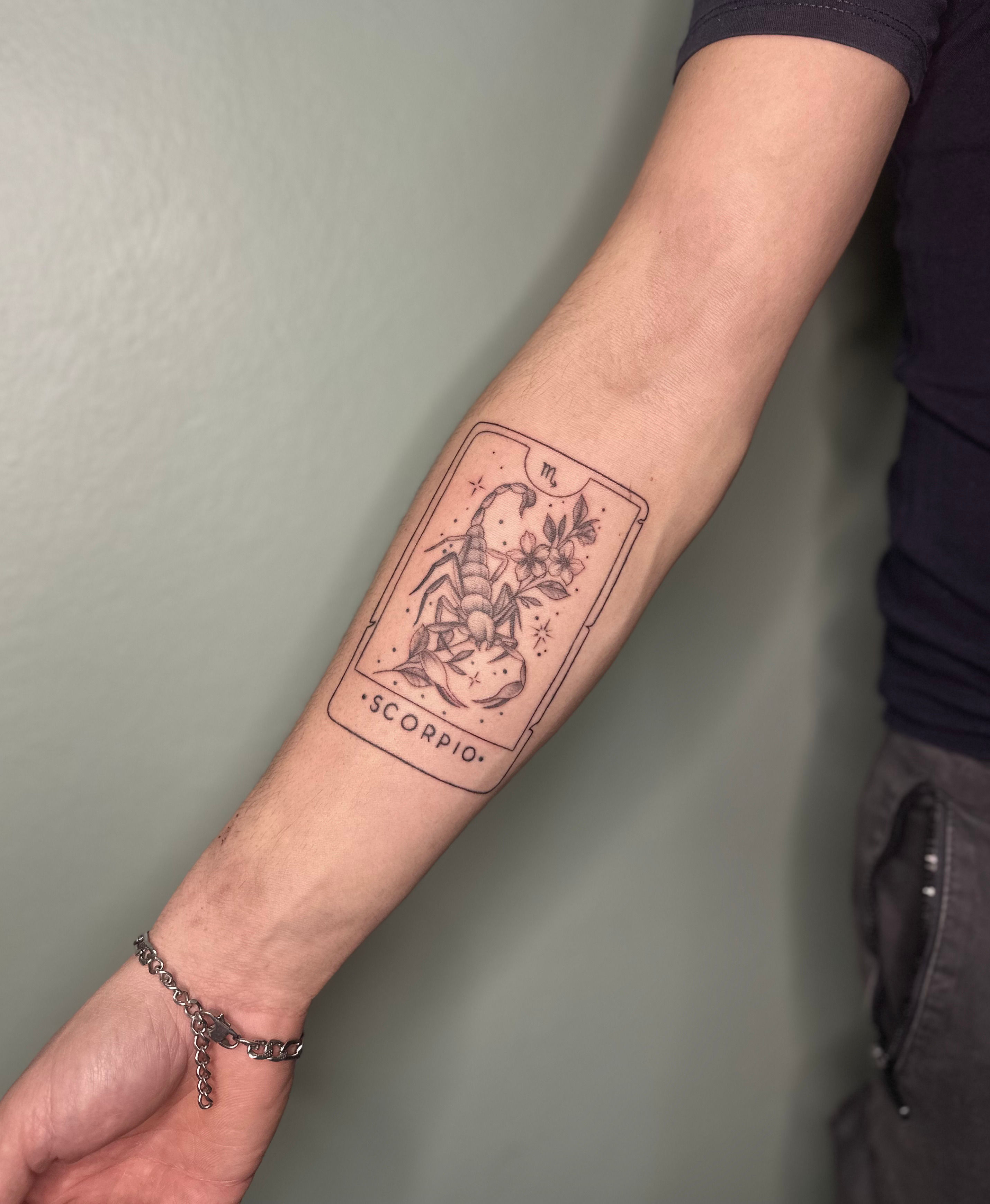 Tatuaggio fineline realizzato da La Phil Tattoo