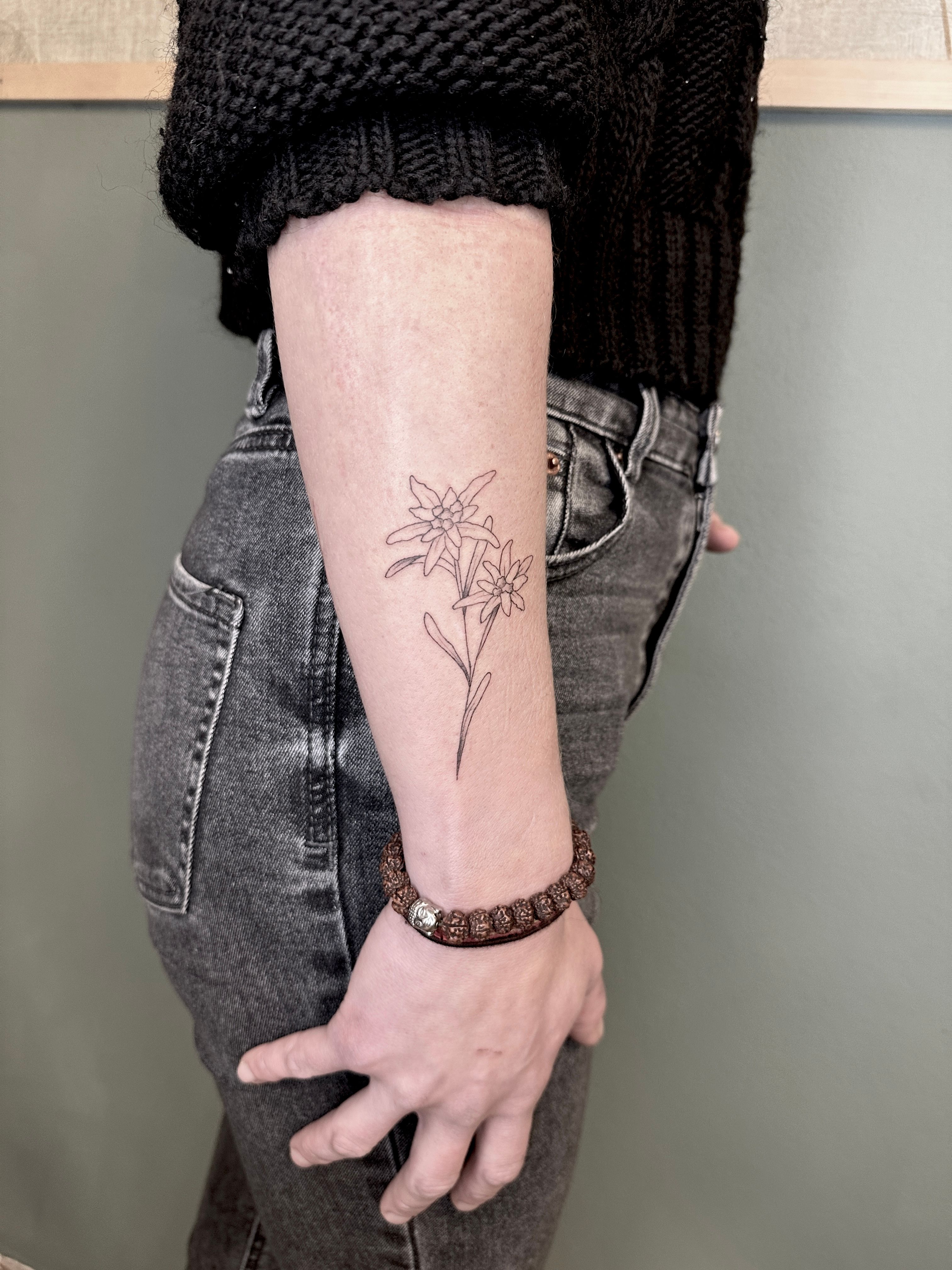 Tatuaggio Fine Line realizzato da La Phil Tattoo a Savigliano