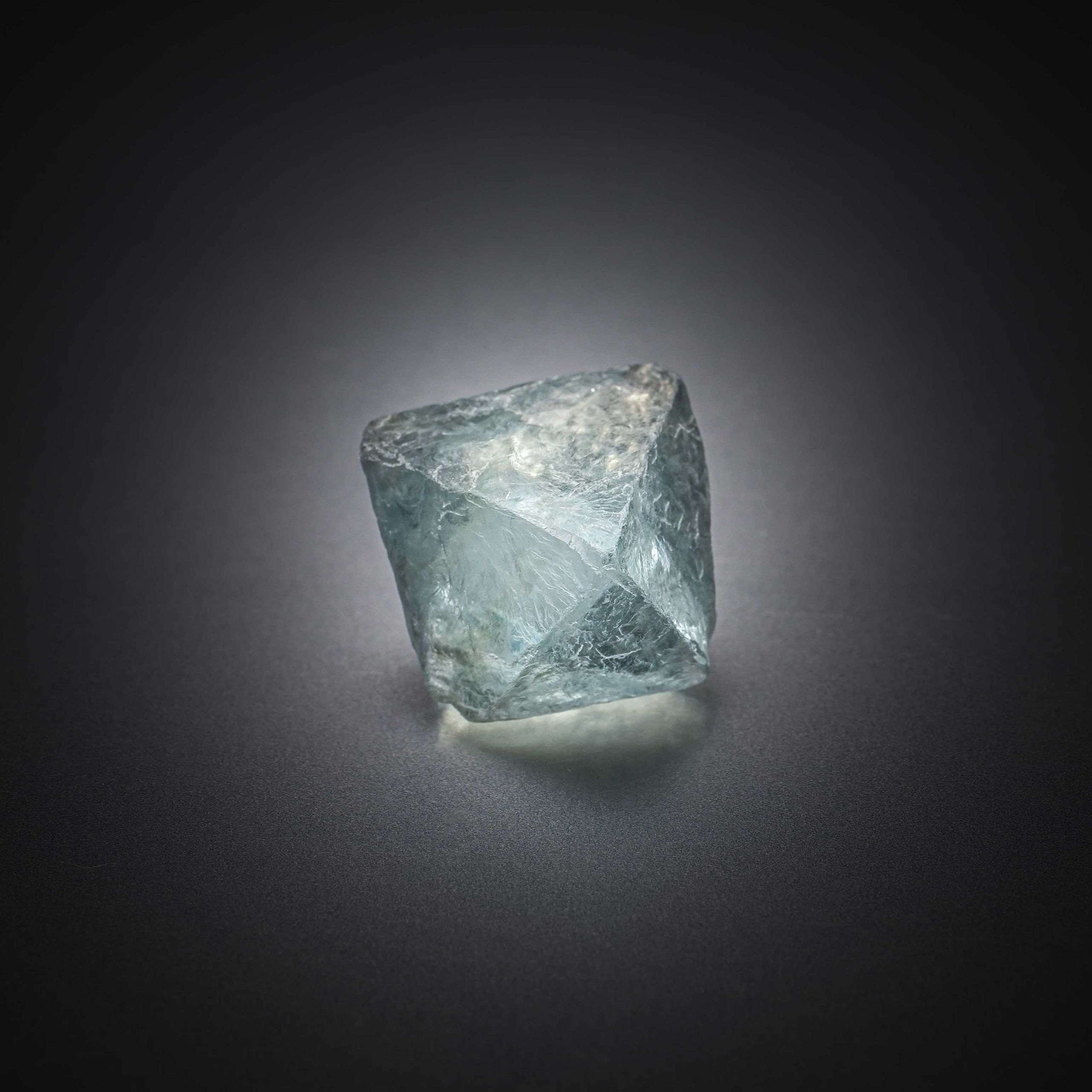 Améthyste poire facettée sur papier. - Lazuli
