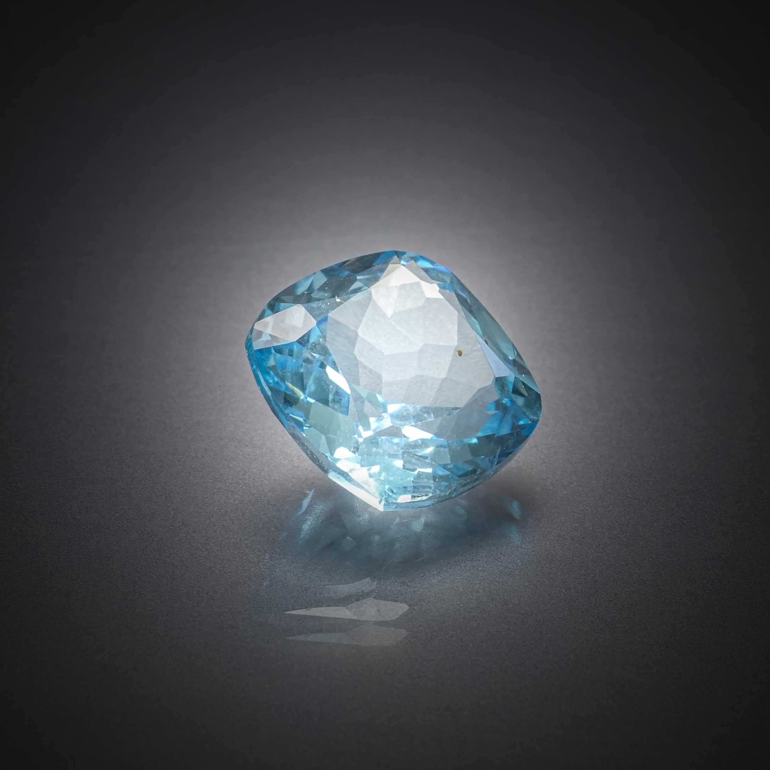 Boule de quartz oeil de taureau sur papier. - Lazuli