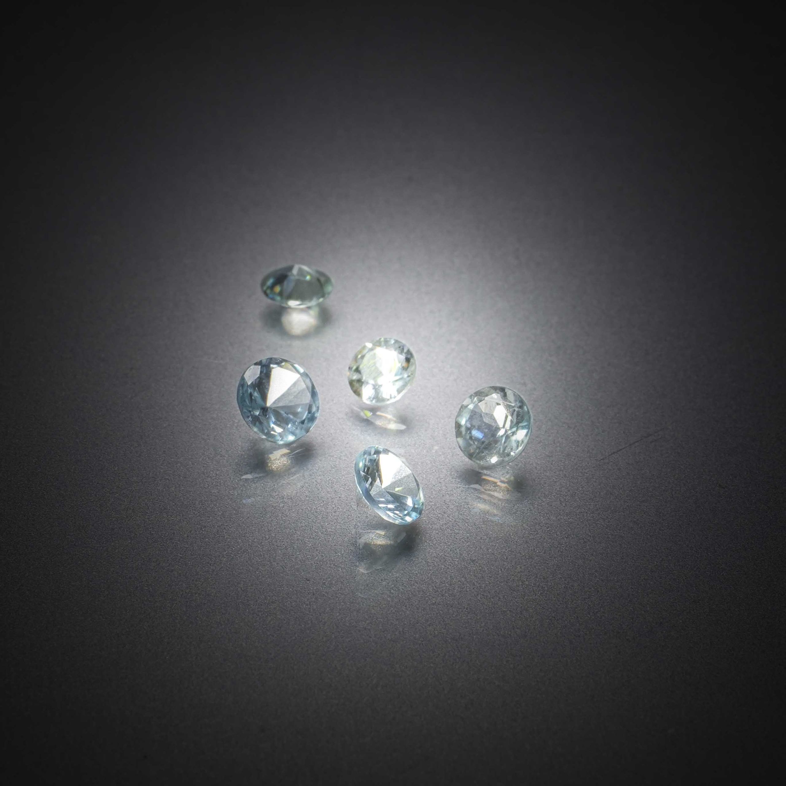 Fluorite verte ovale sur papier. - Lazuli