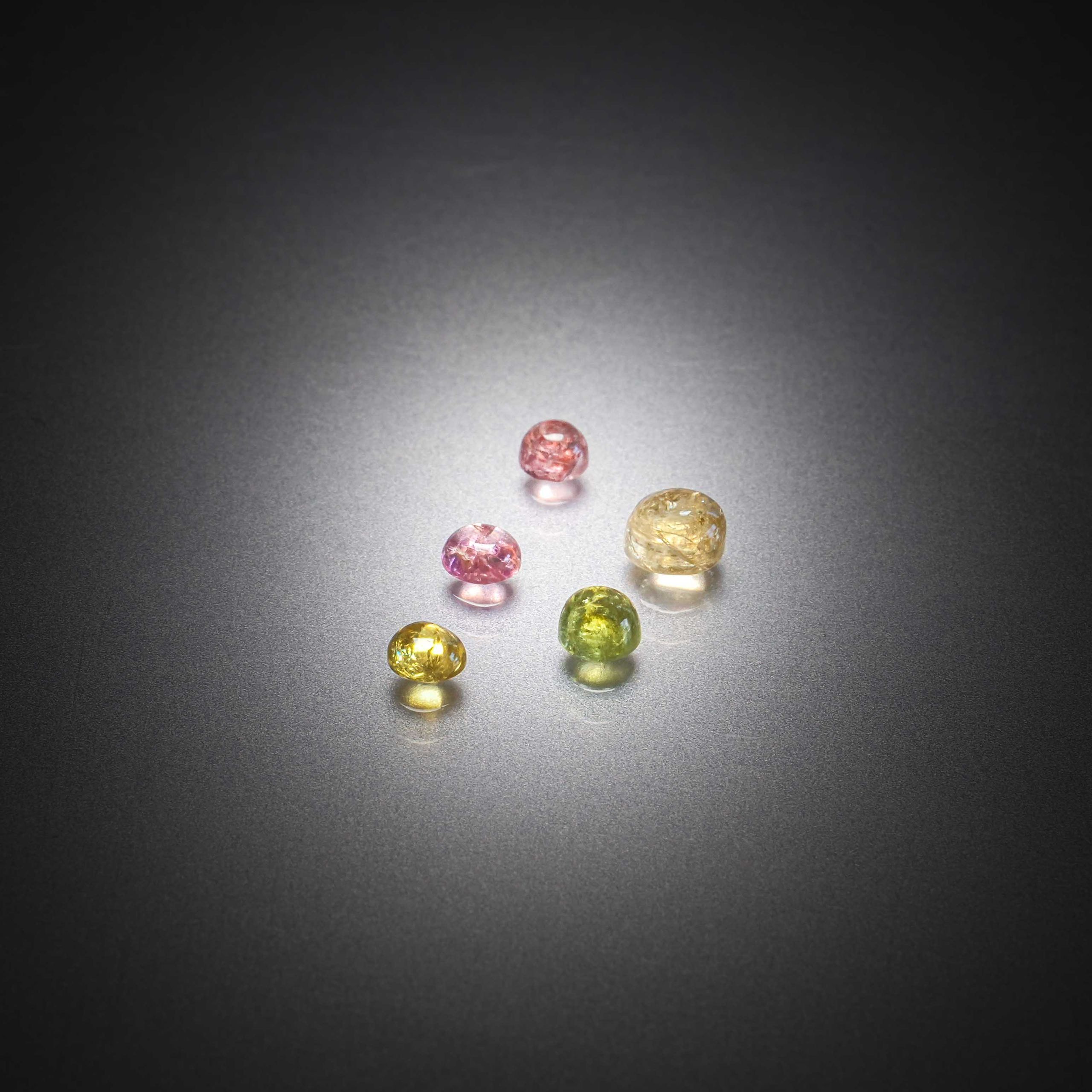 Lot de sept diamants ronds caramels sur papier. - Lazuli