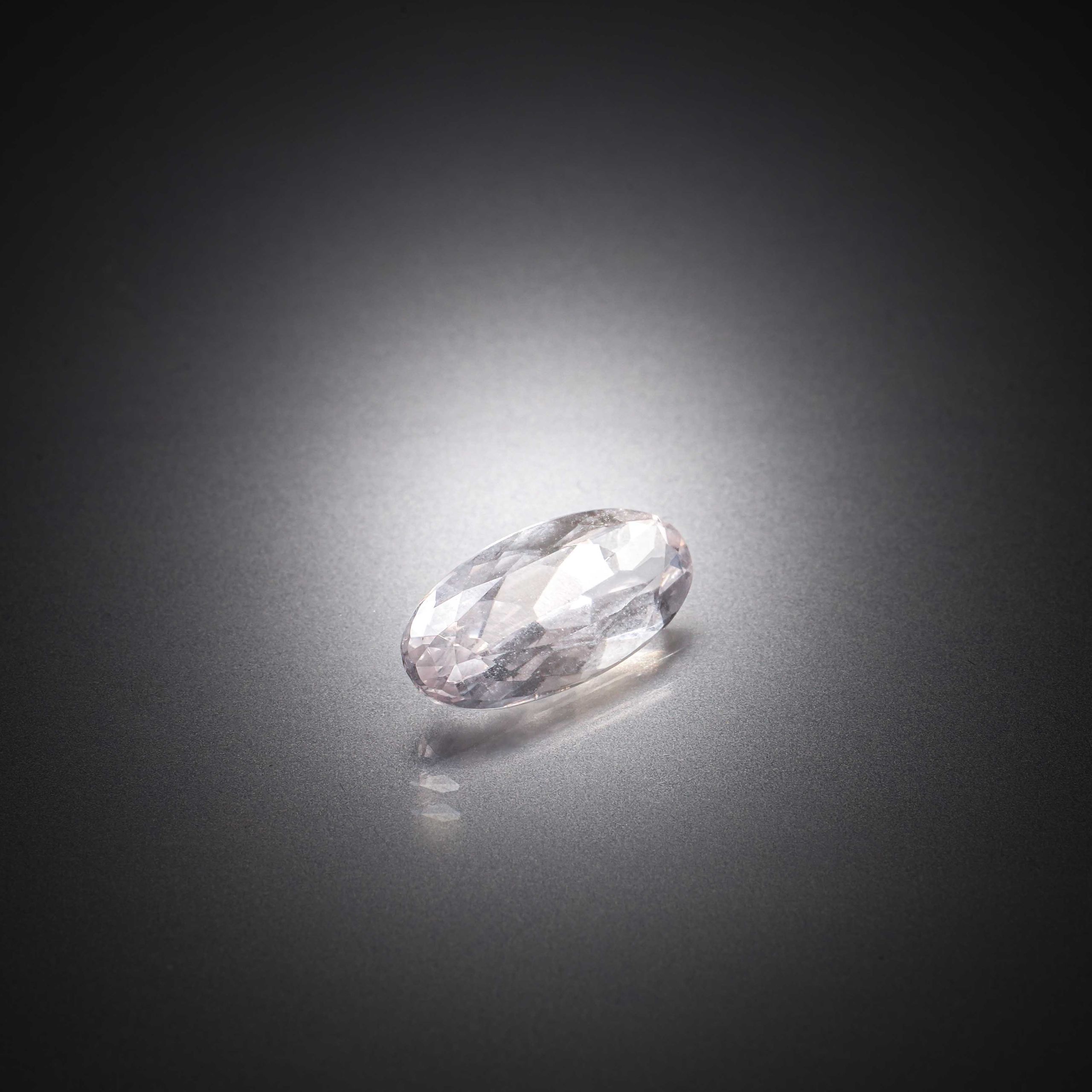 Fluorite verte ovale sur papier. - Lazuli