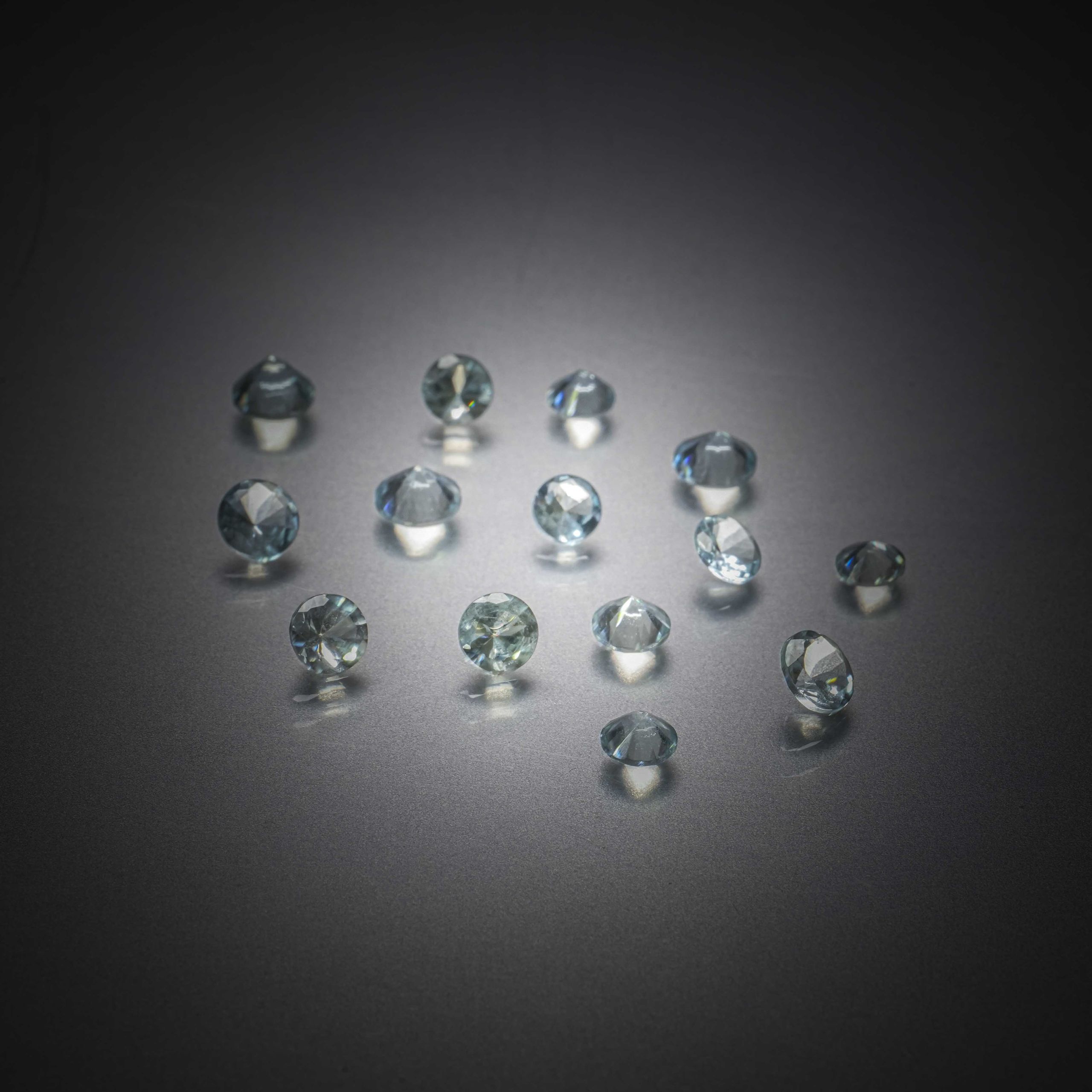 Lot de deux quartz roses cabochons sur papier. - Lazuli