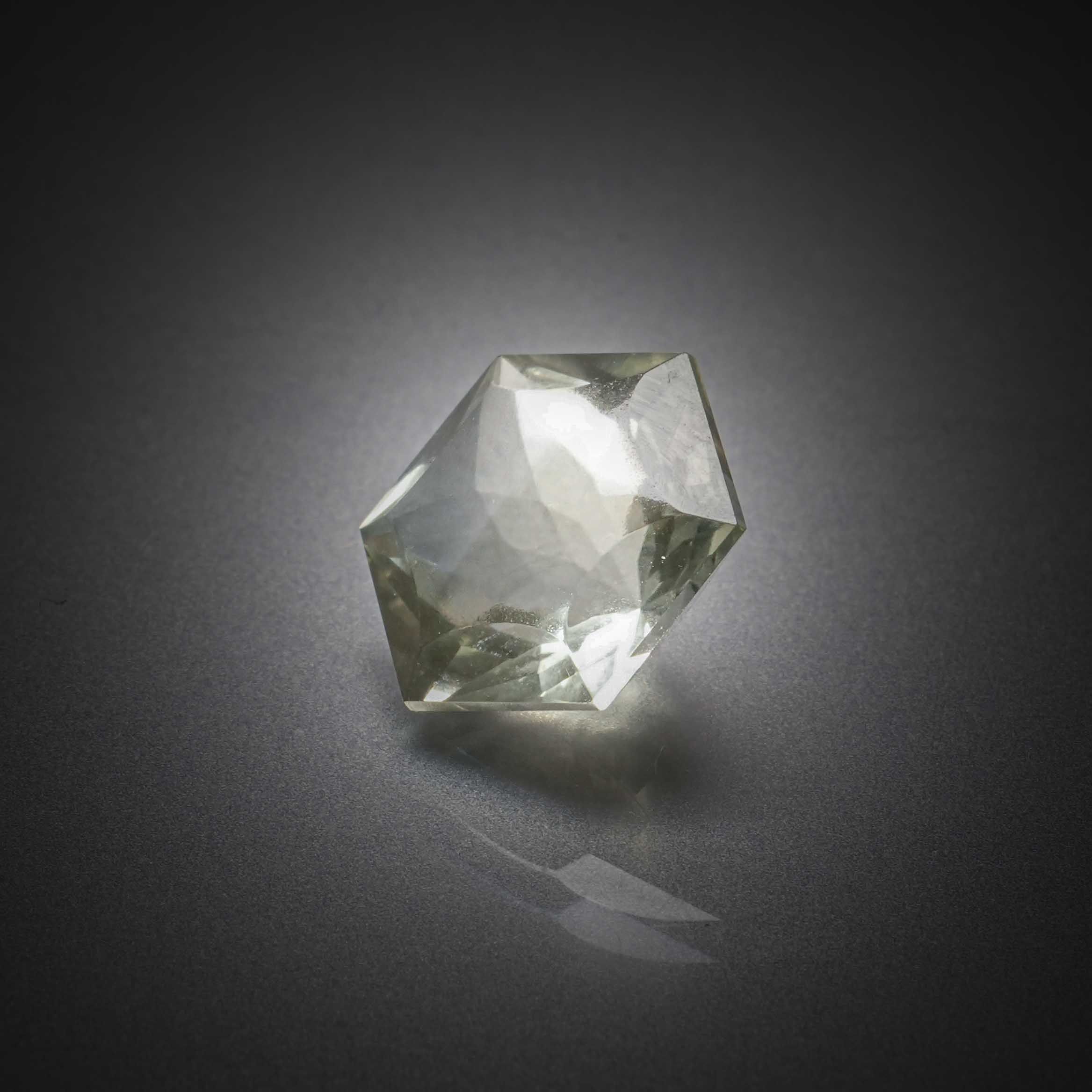 Kunzite octogonale sur papier. - Lazuli