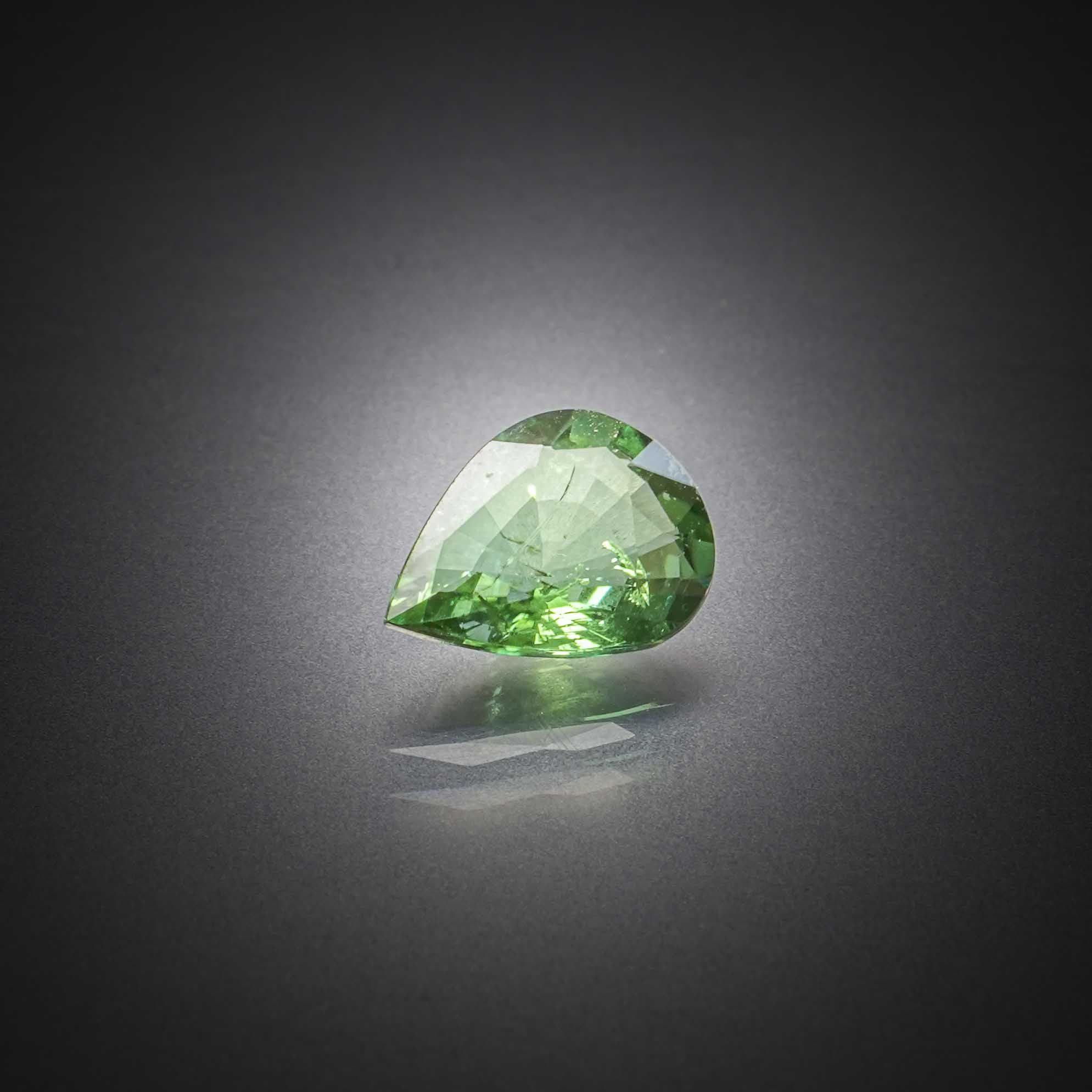 Tourmaline verte poire sur papier. - Lazuli