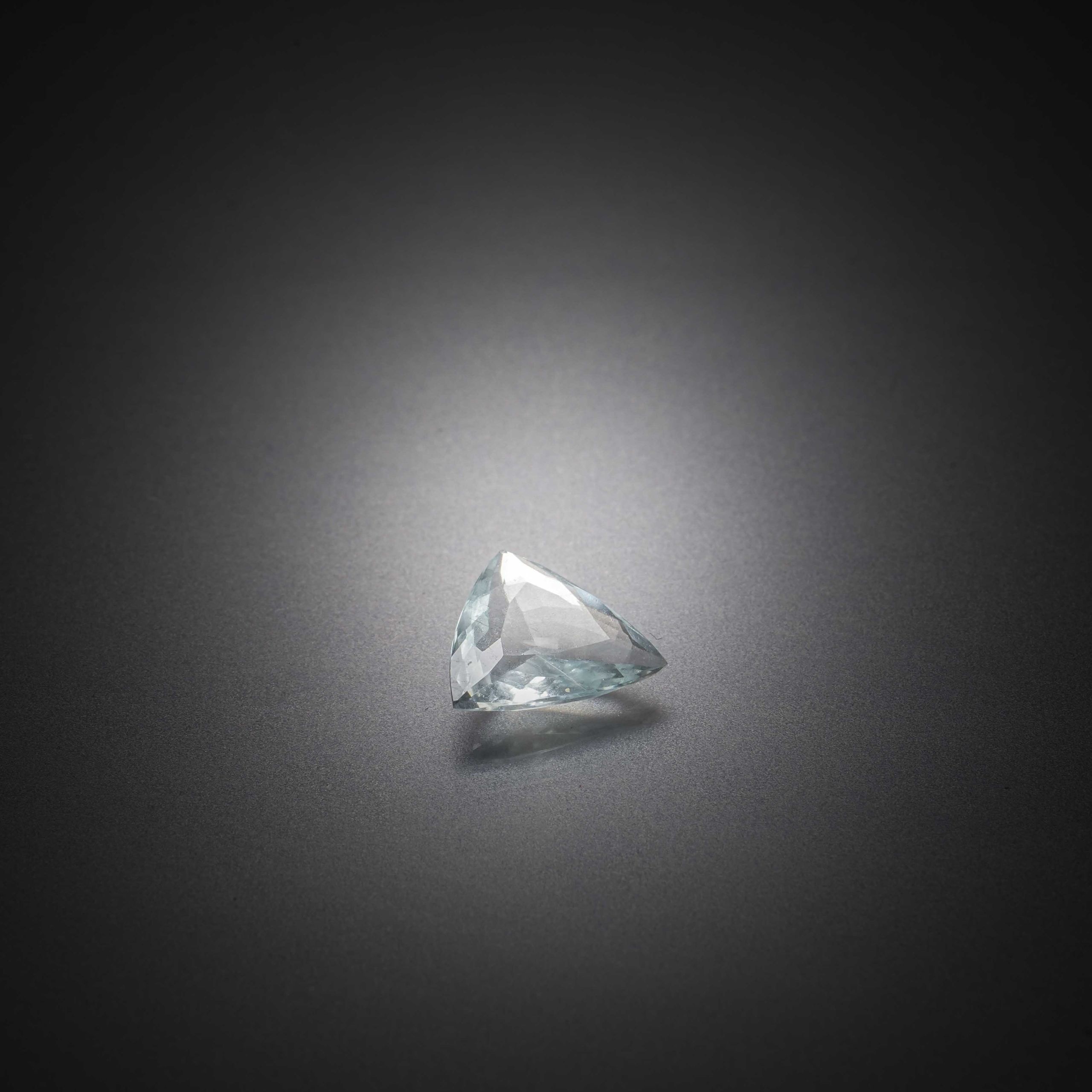 Diamant bleu rond sur papier. - Lazuli