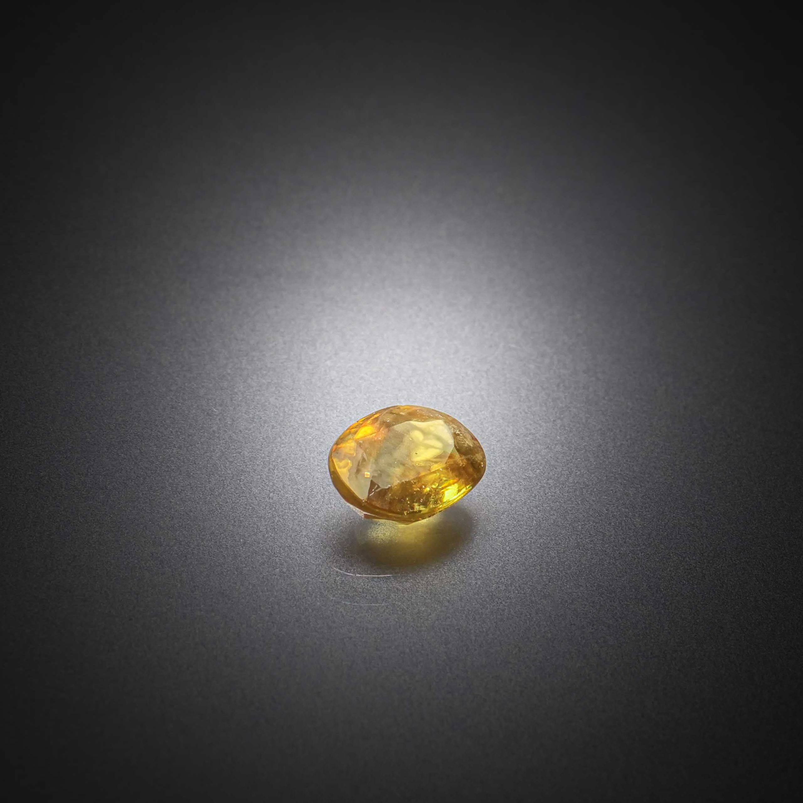 Calcédoine orange ovale sur papier. - Lazuli