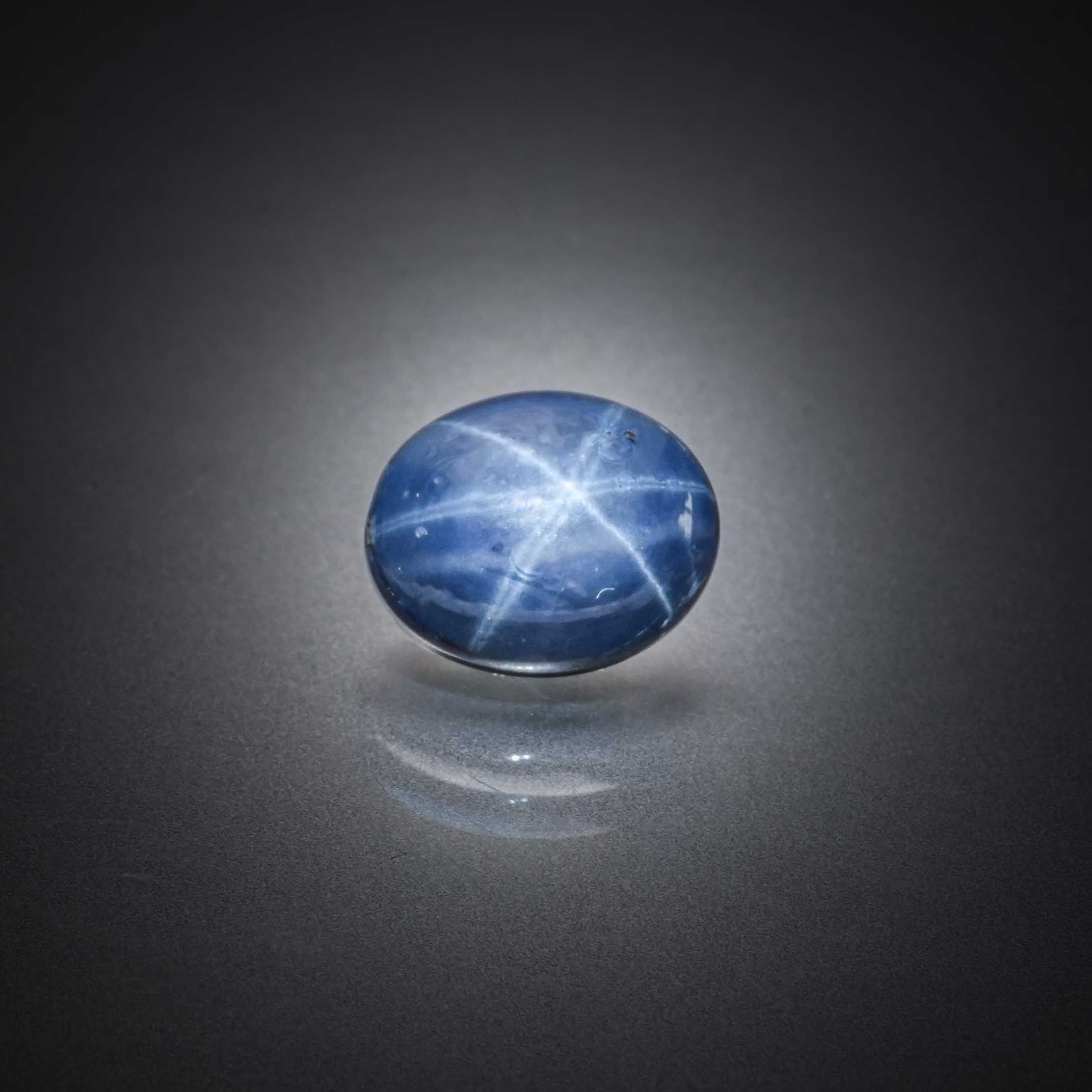 Jaspe coussin cabochon sur papier. - Lazuli