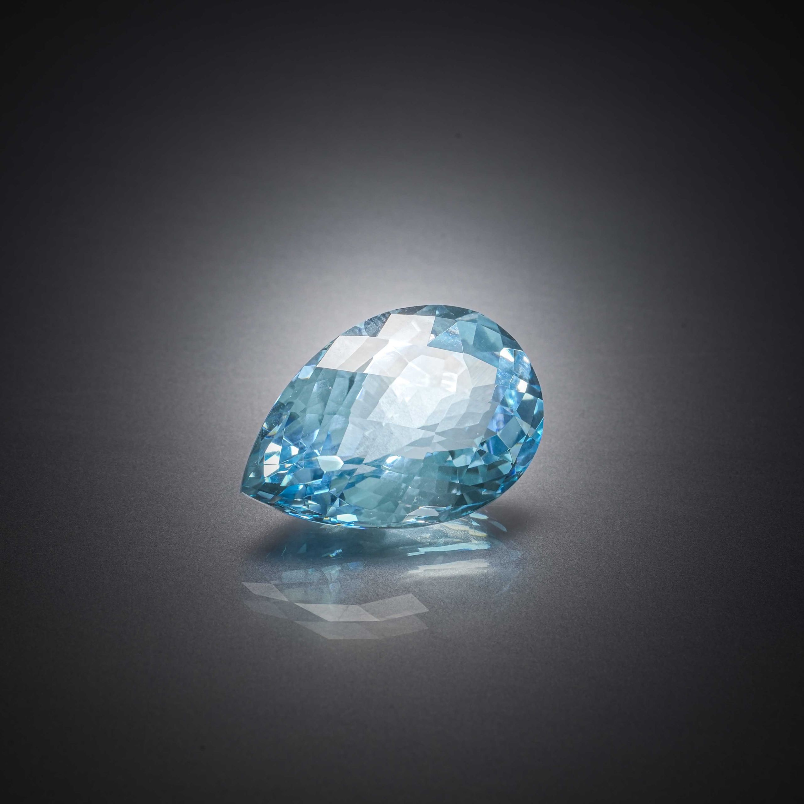 Tanzanite ovale sur papier. - Lazuli