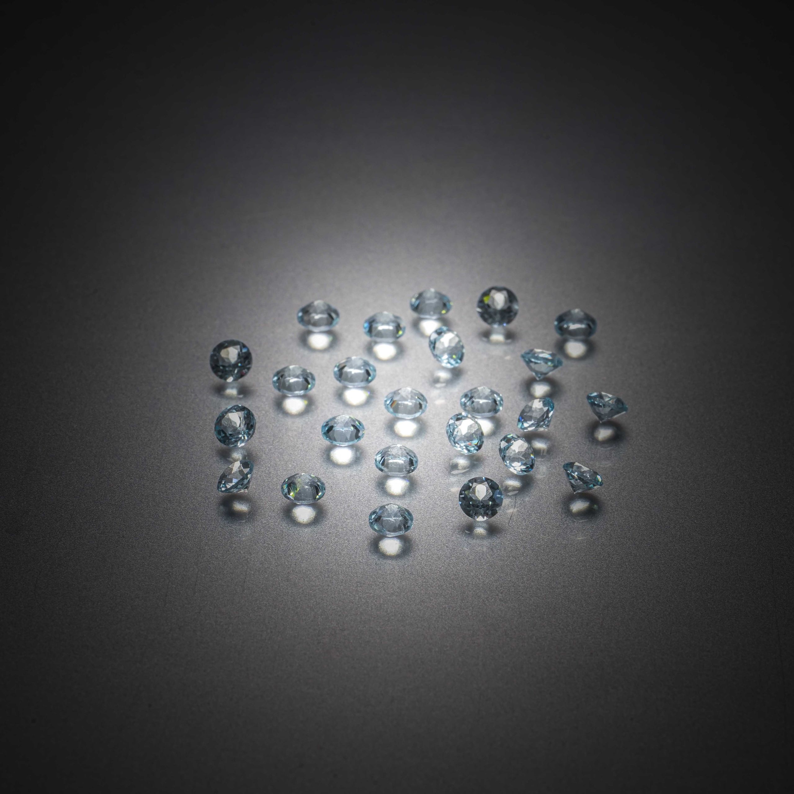 Emeraude ovale sur papier. - Lazuli