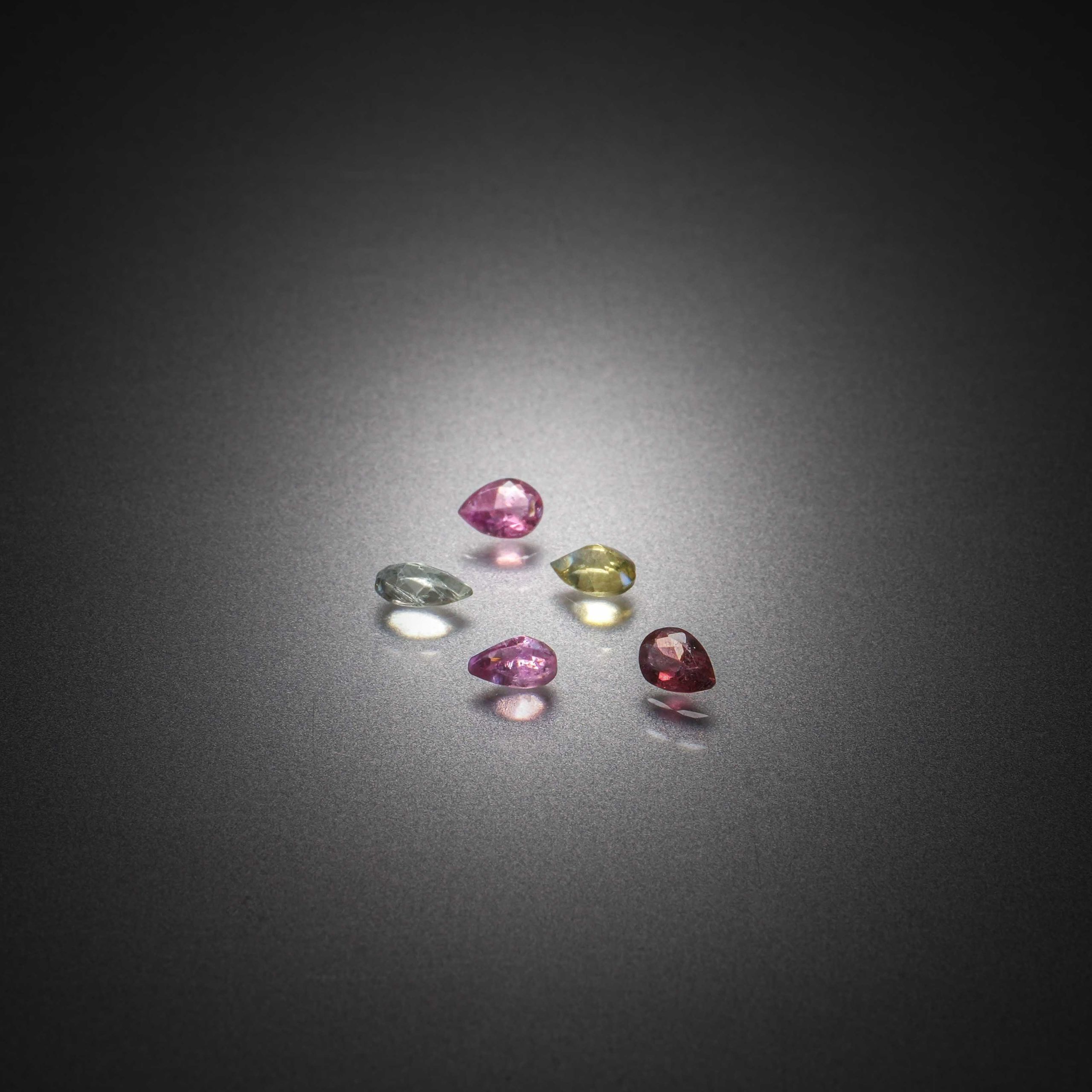 Grenat rhodolite ovale sur papier. - Lazuli