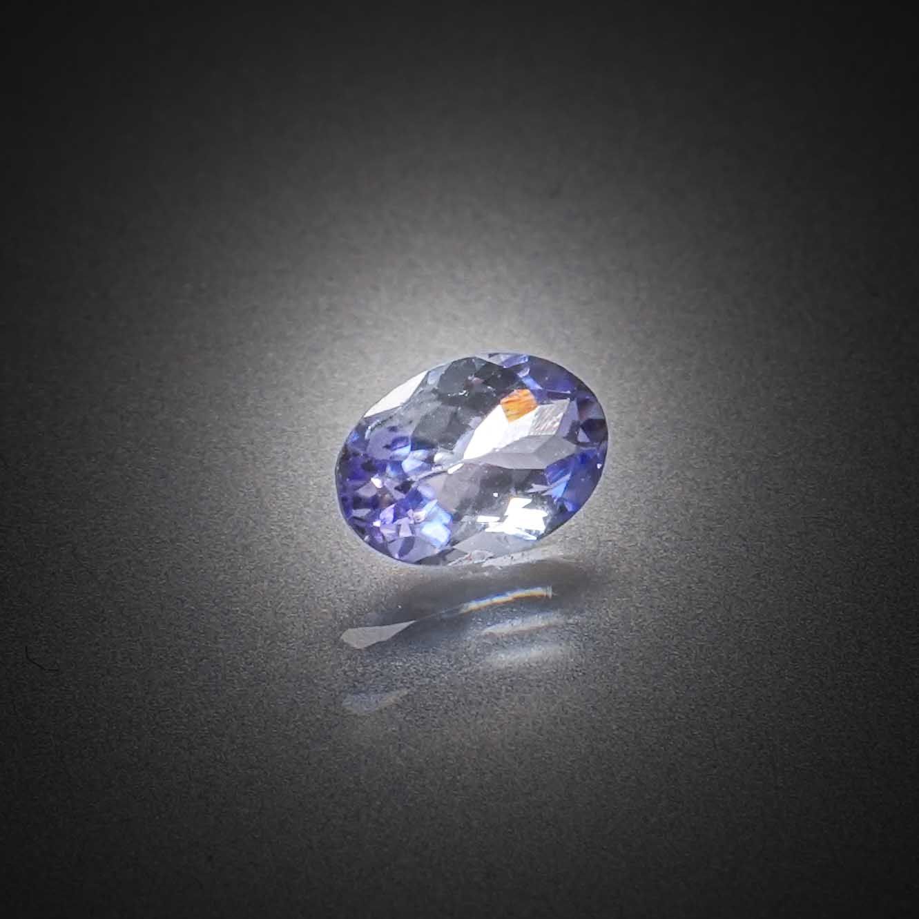 Kunzite octogonale sur papier. - Lazuli