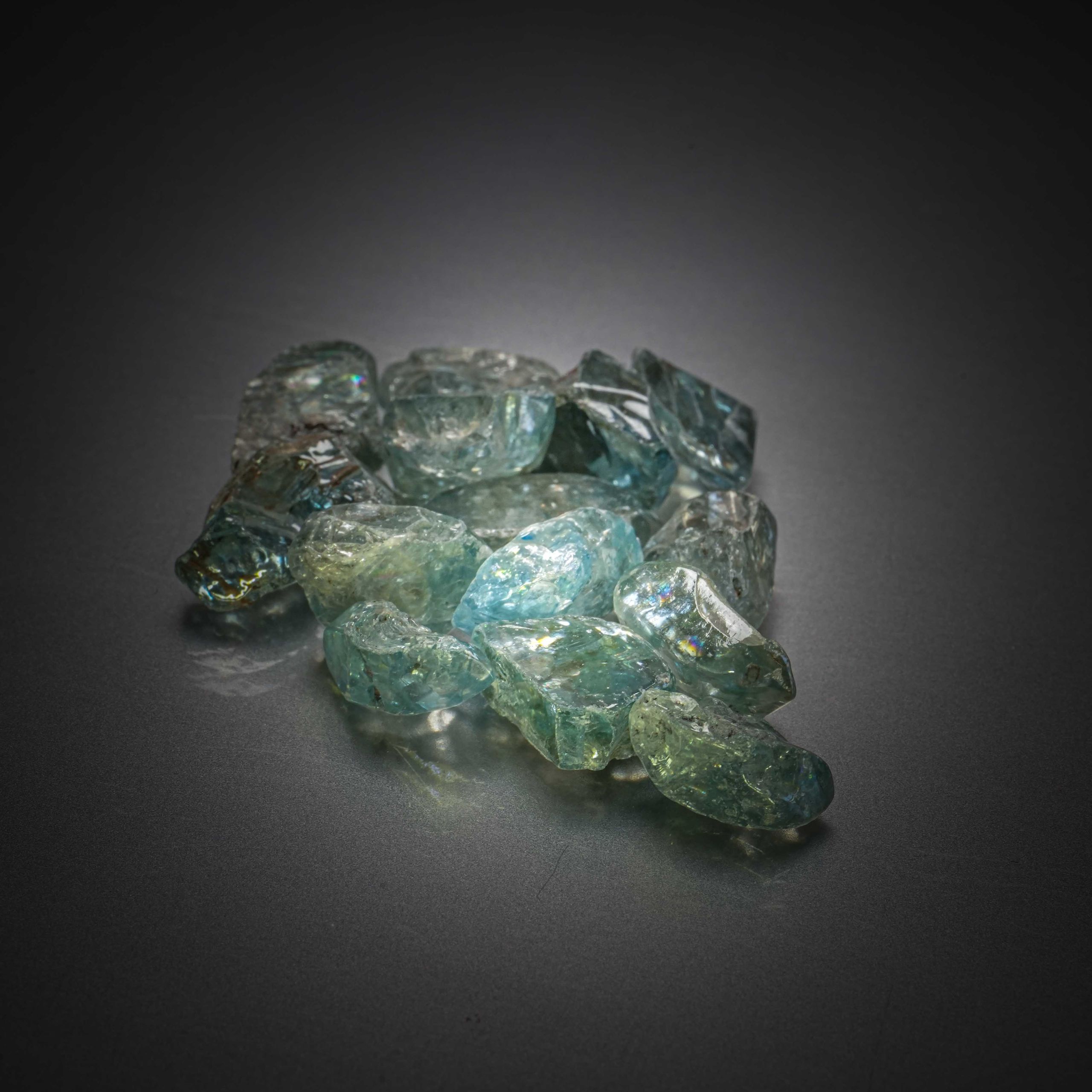 Améthyste poire facettée sur papier. - Lazuli