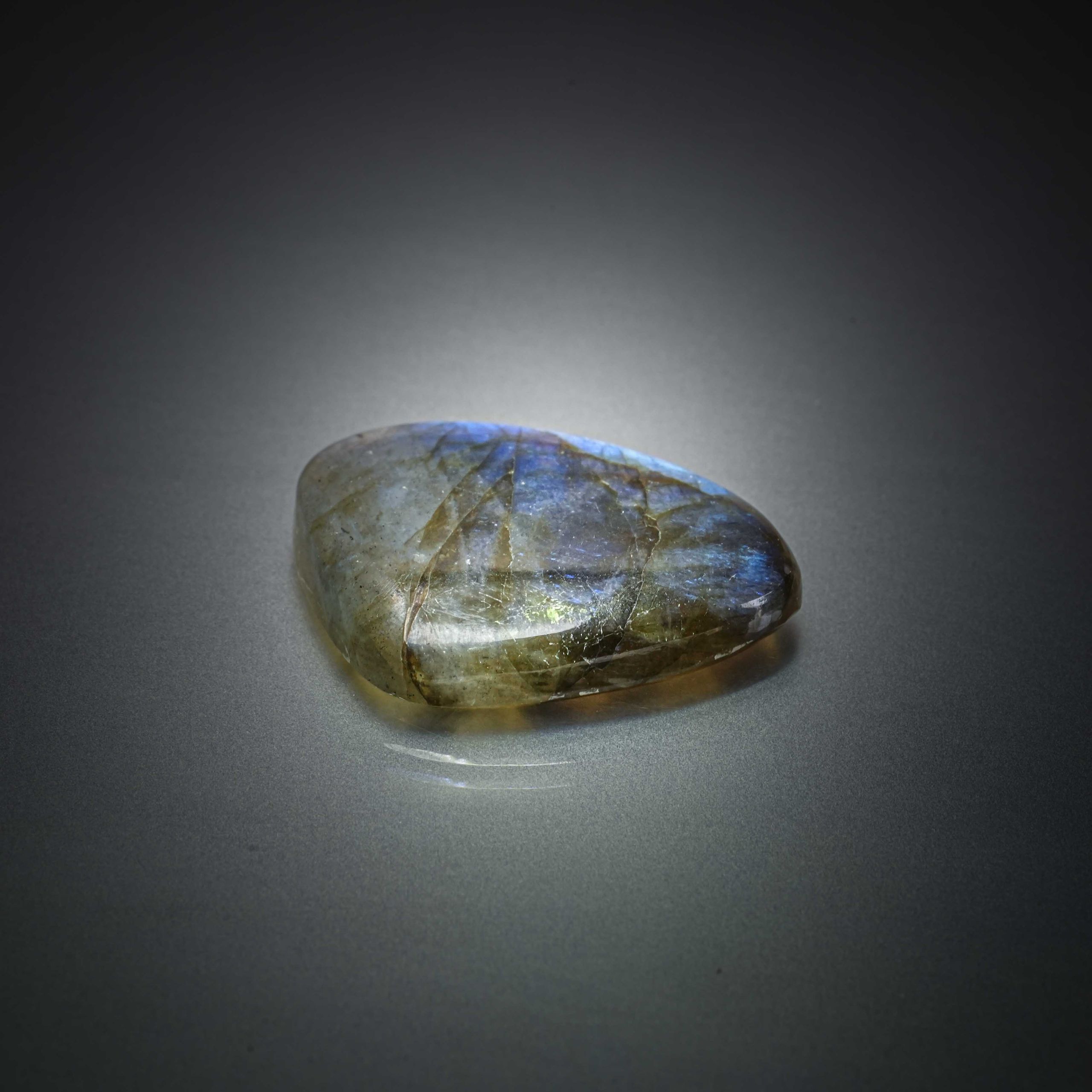 Quartz rose flocon de neige sur papier. - Lazuli