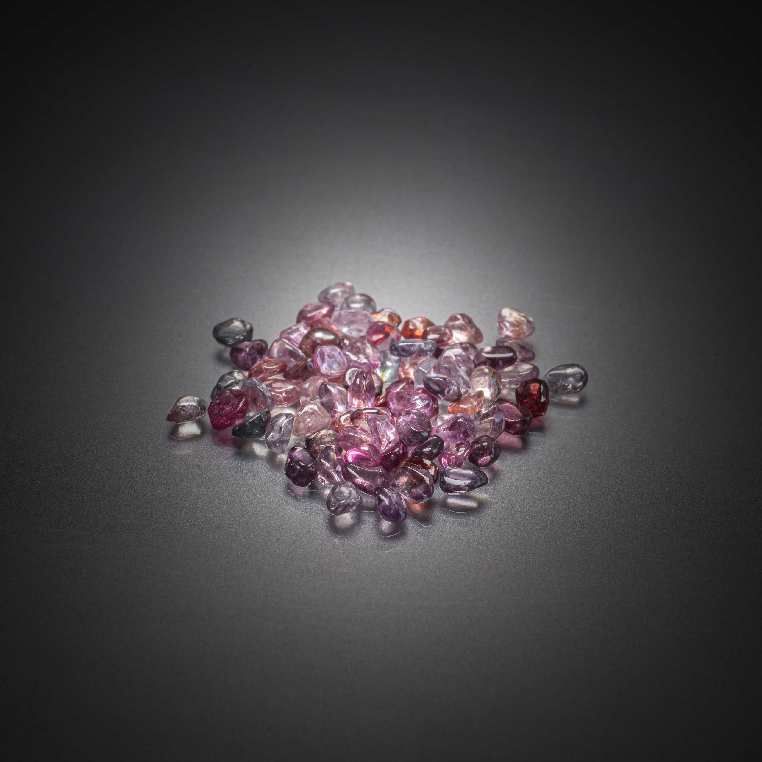 Grenat rhodolite ovale sur papier. - Lazuli