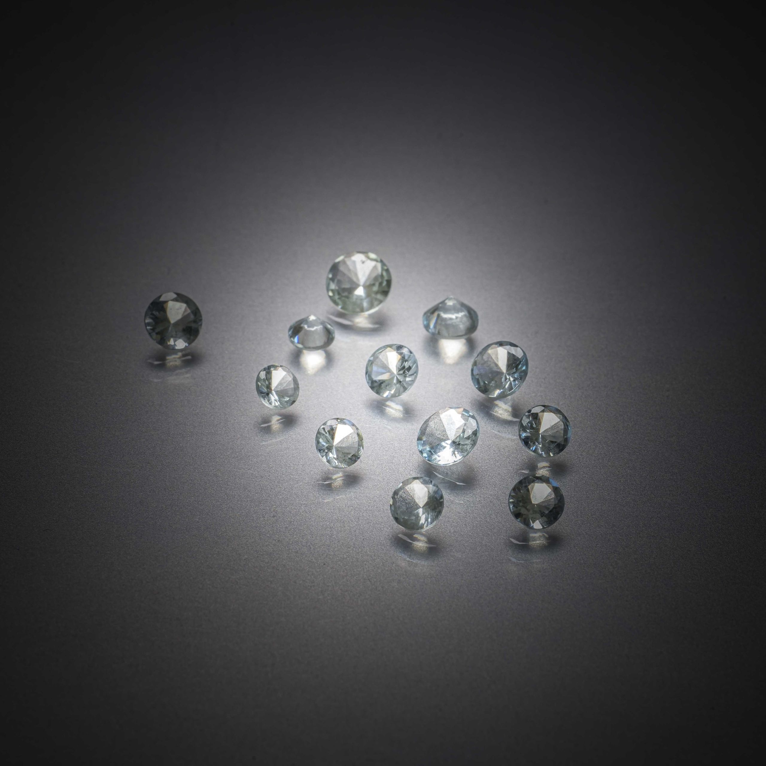 Zircon bleu ovale sur papier. - Lazuli