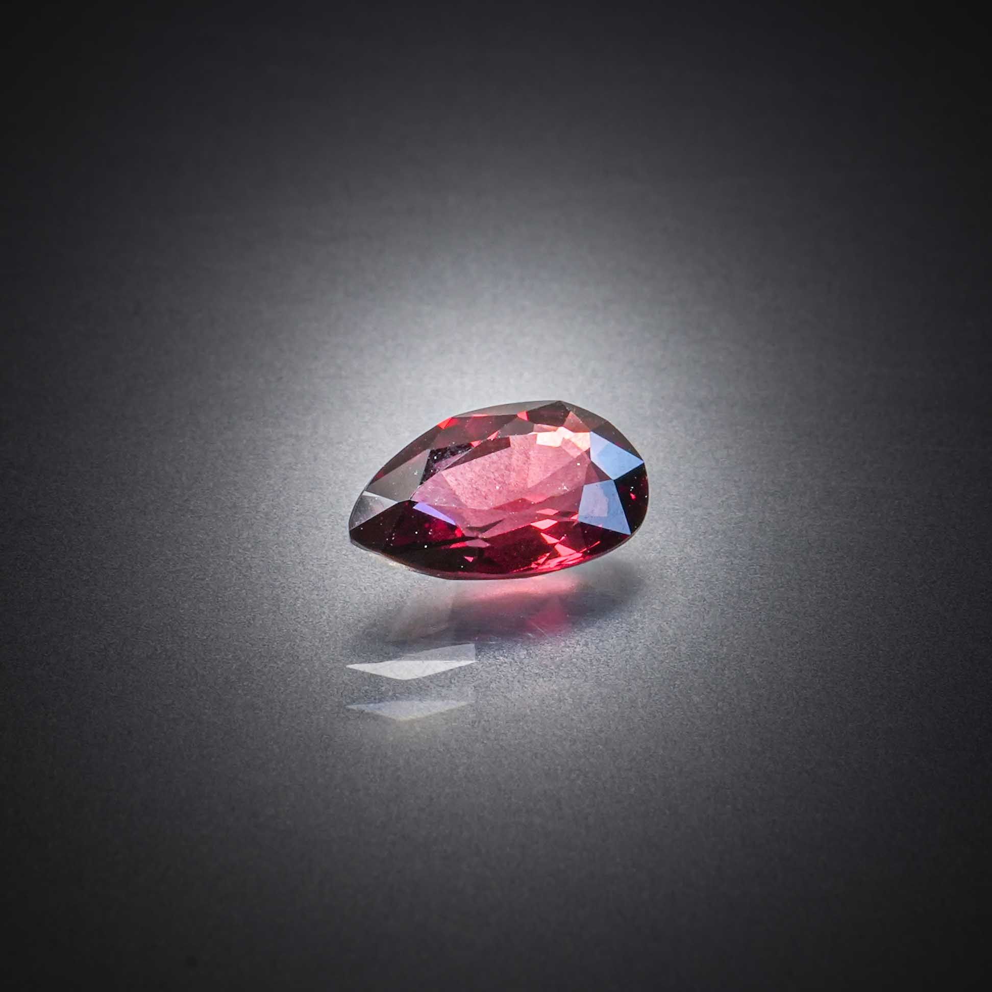 Grenat spessartite poire sur papier. - Lazuli
