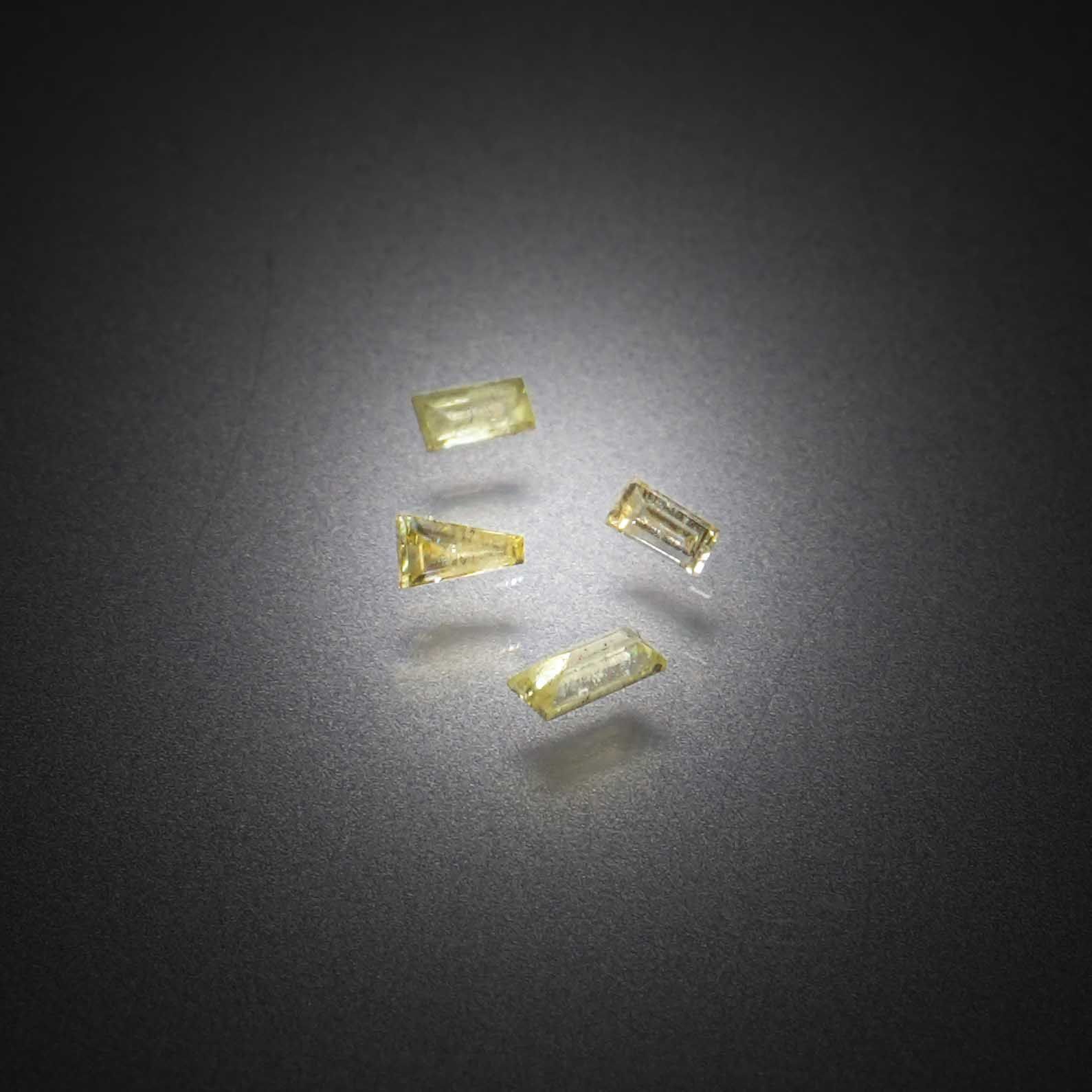 Lot de sept diamants ronds caramels sur papier. - Lazuli