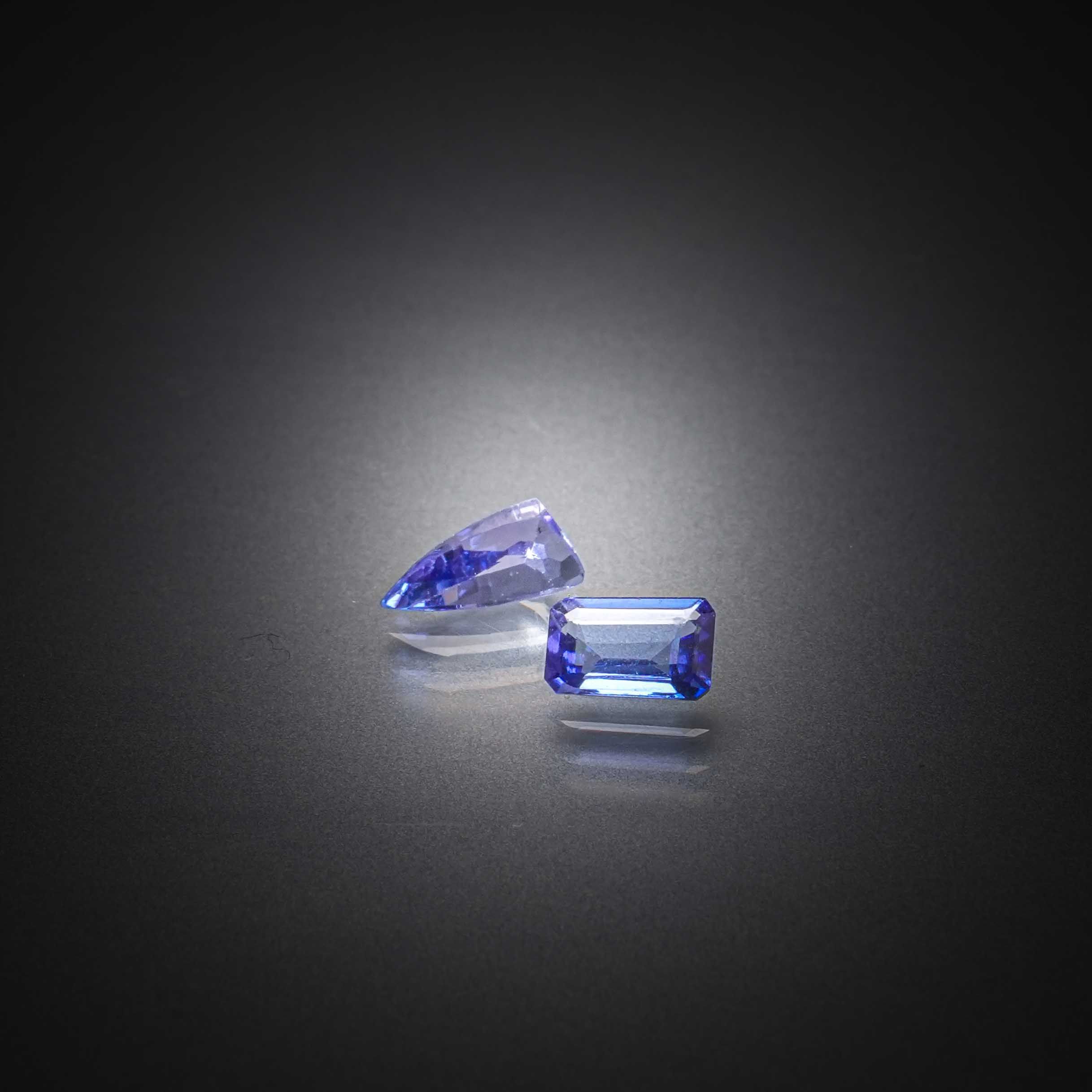Fluorite verte ovale sur papier. - Lazuli