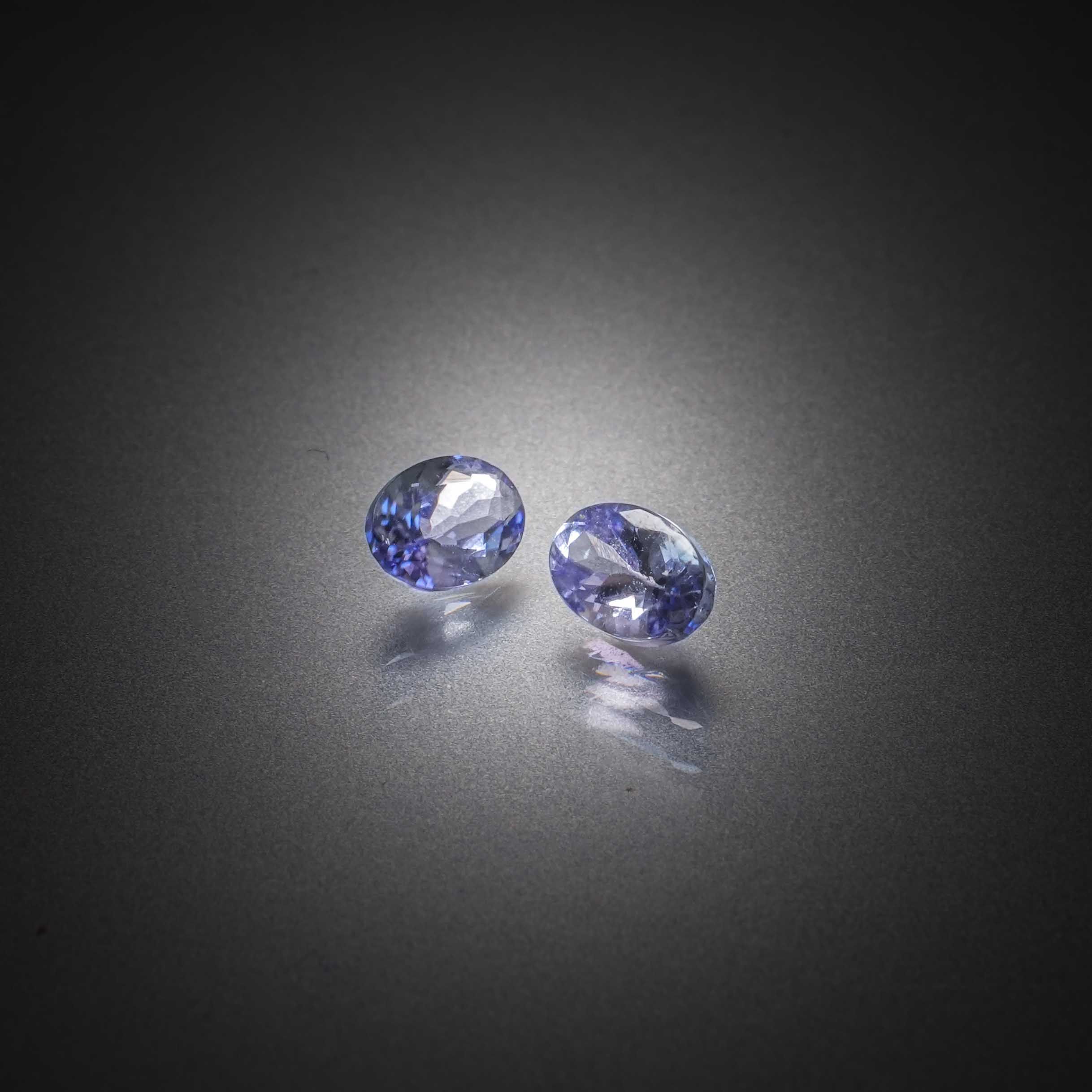 Lot de péridots bruts sur papier. - Lazuli