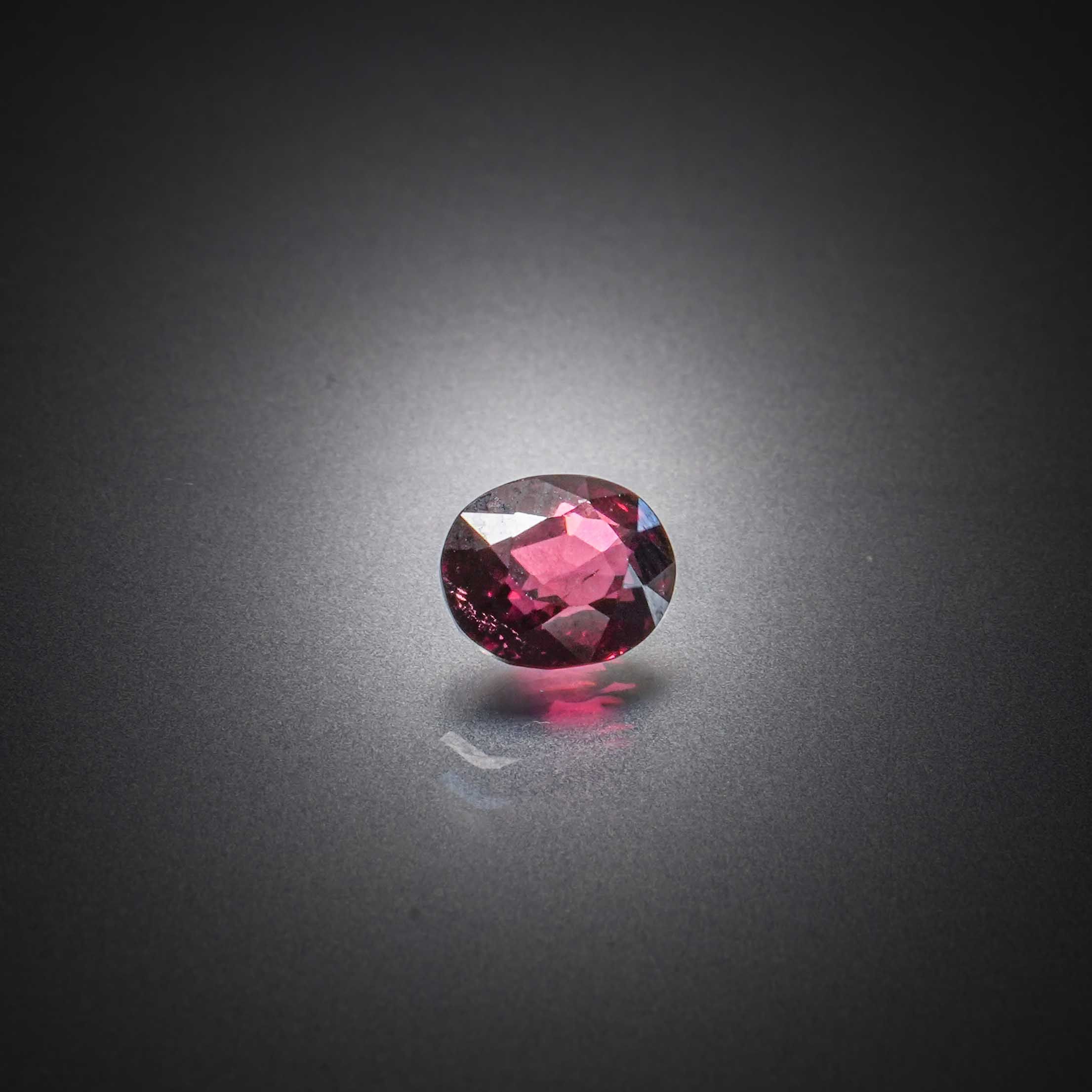 Grenat rhodolite navette sur papier. - Lazuli