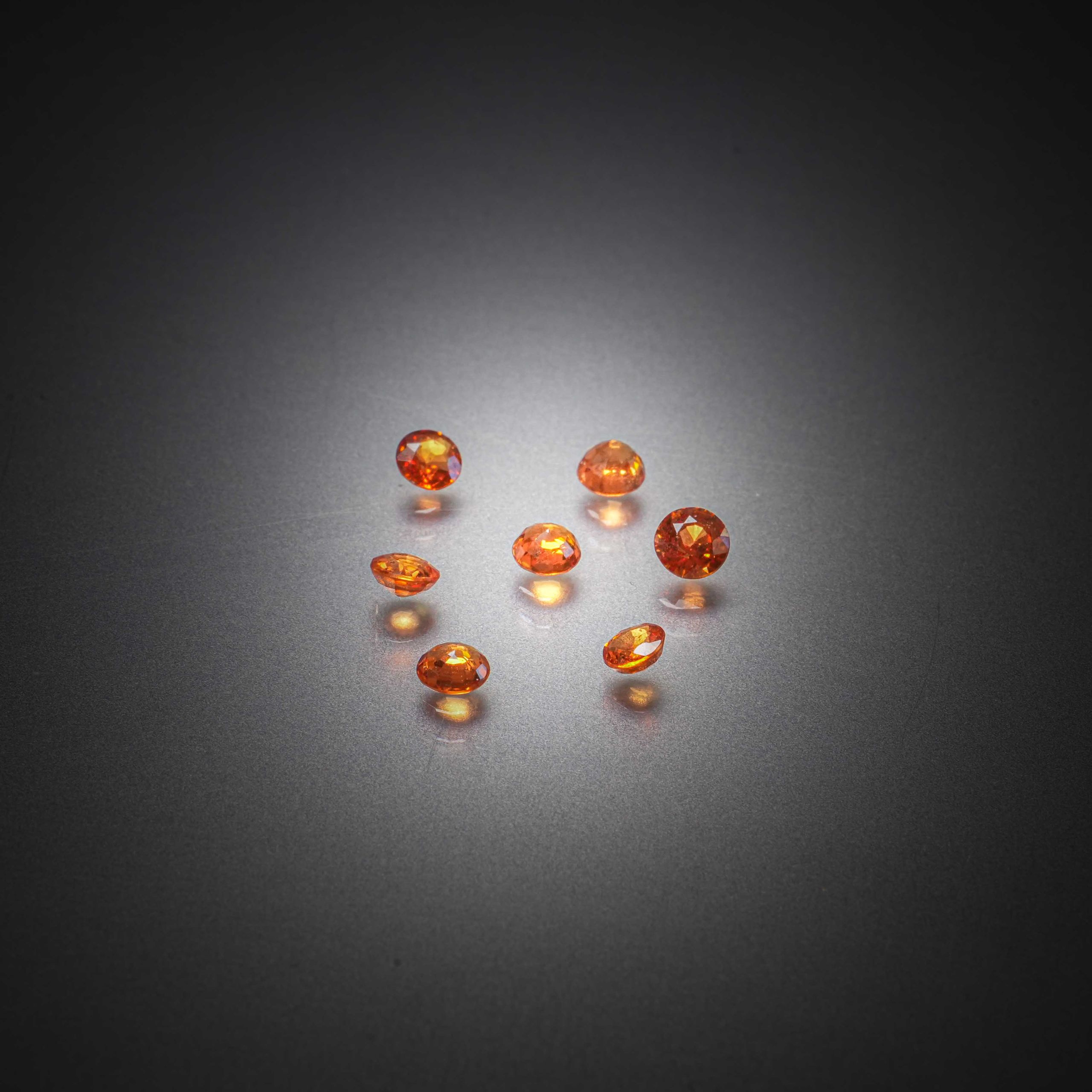 Rubis poire sur papier. - Lazuli