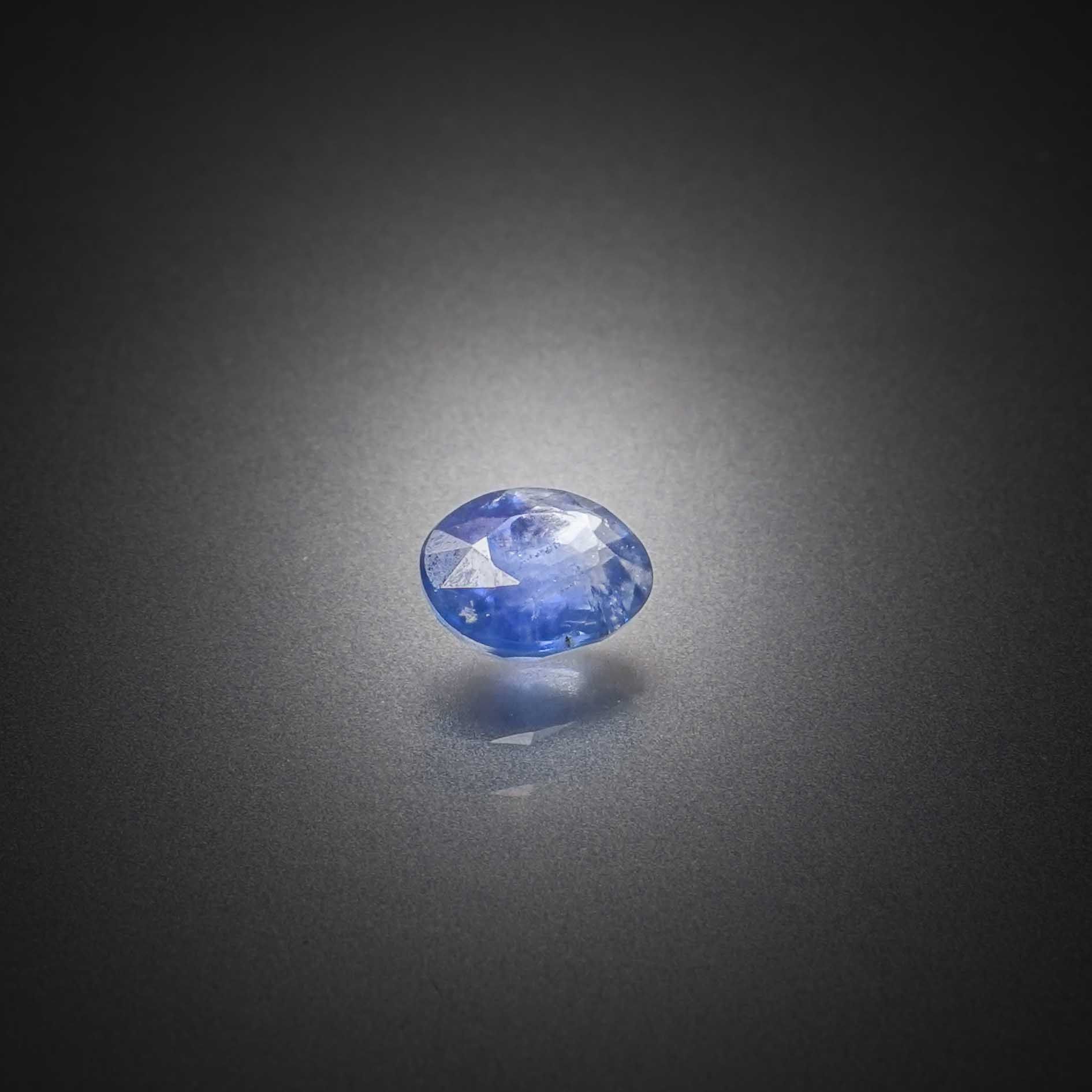 Labradorite navette cabochon sur papier. - Lazuli