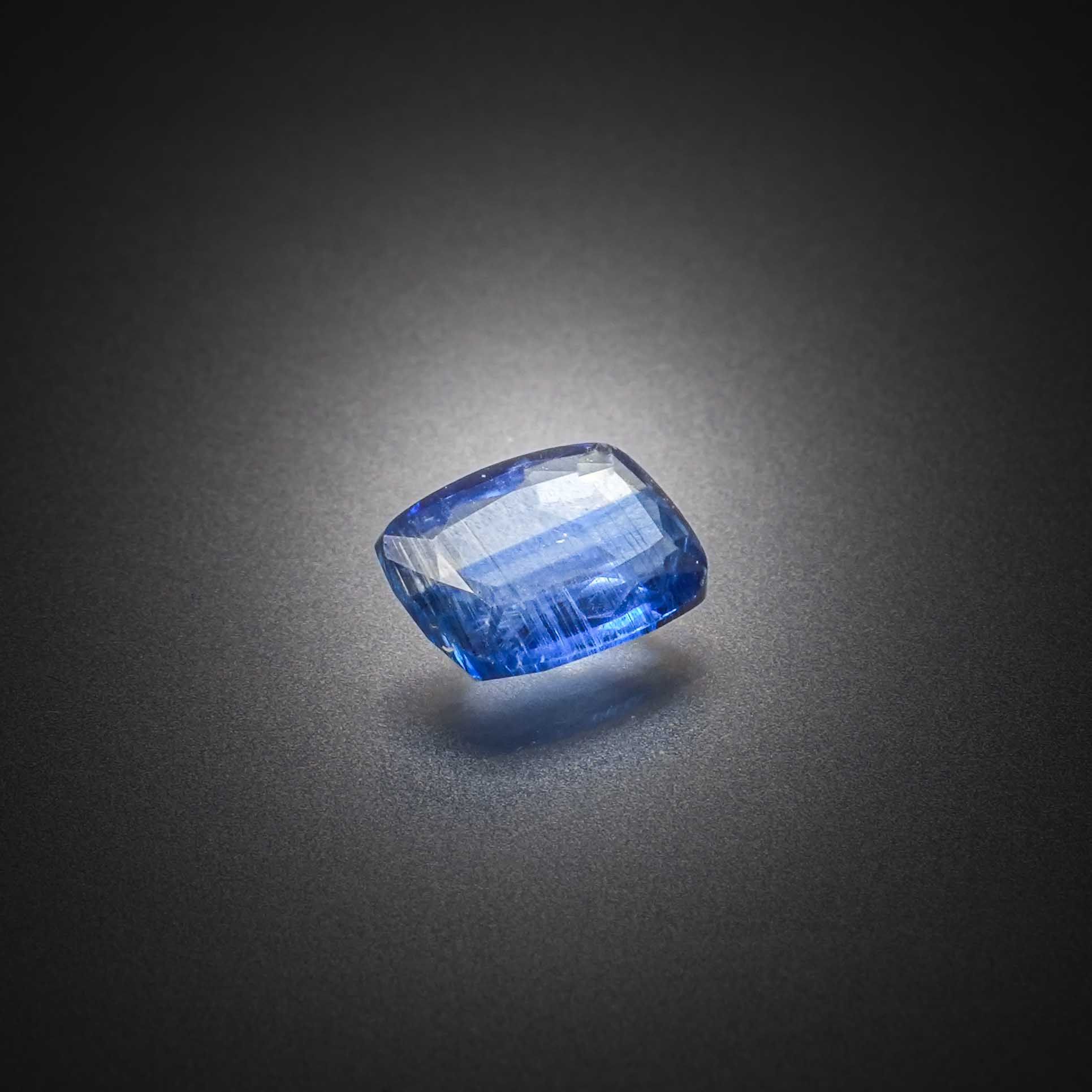 Lot d&rsquo;améthystes brutes sur papier. - Lazuli