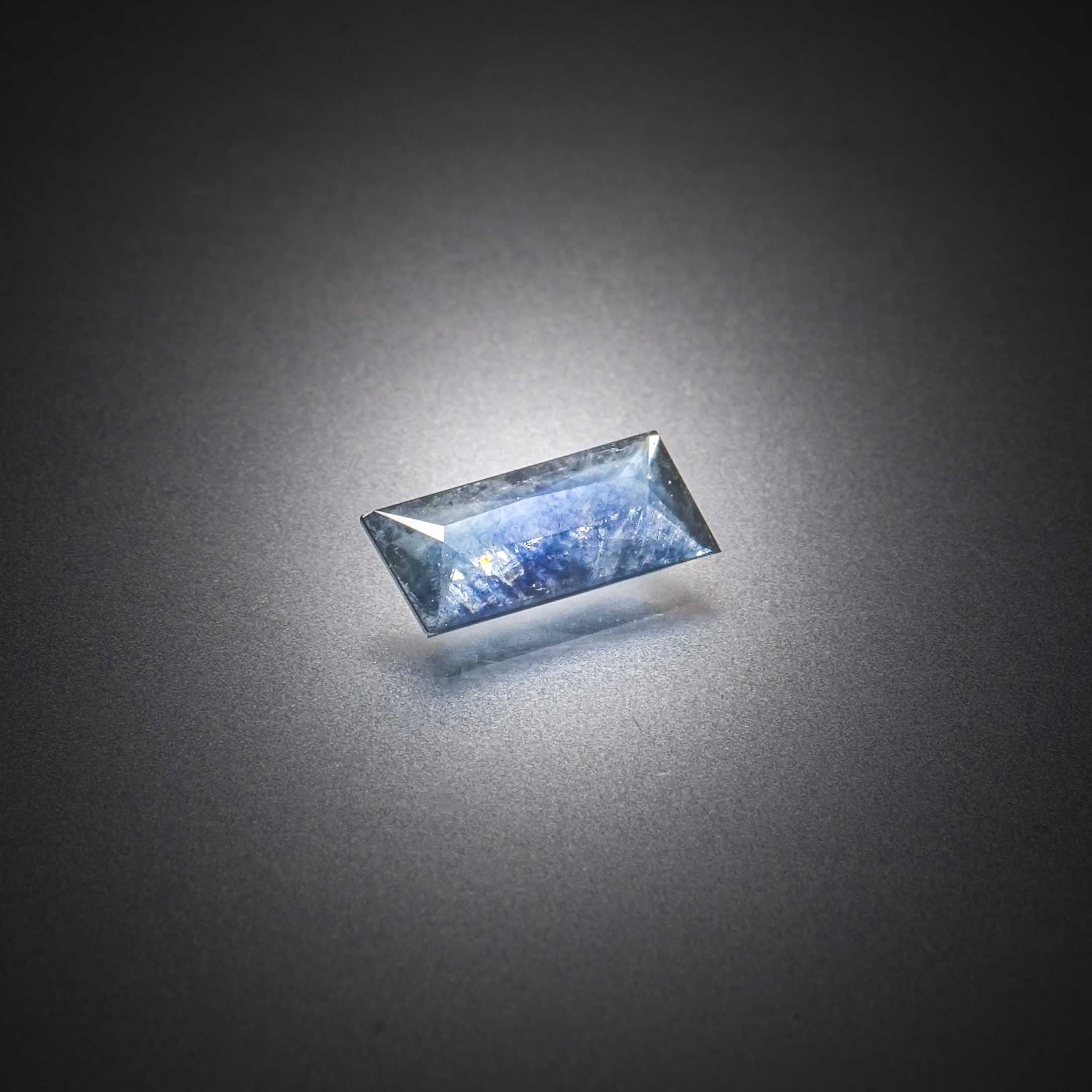 Lot de quatre diamants baguettes sur papier. - Lazuli