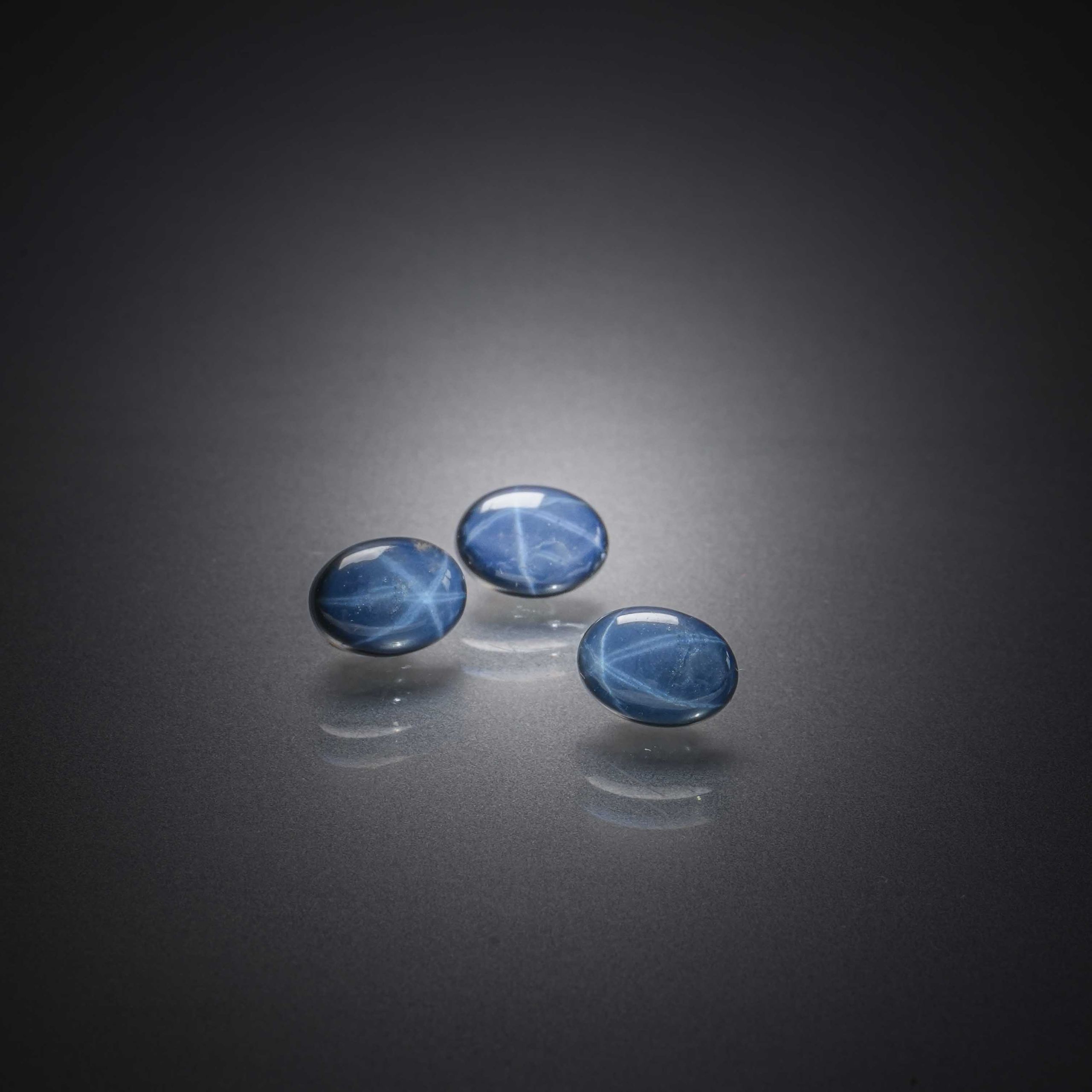 Lot de sept diamants ronds caramels sur papier. - Lazuli