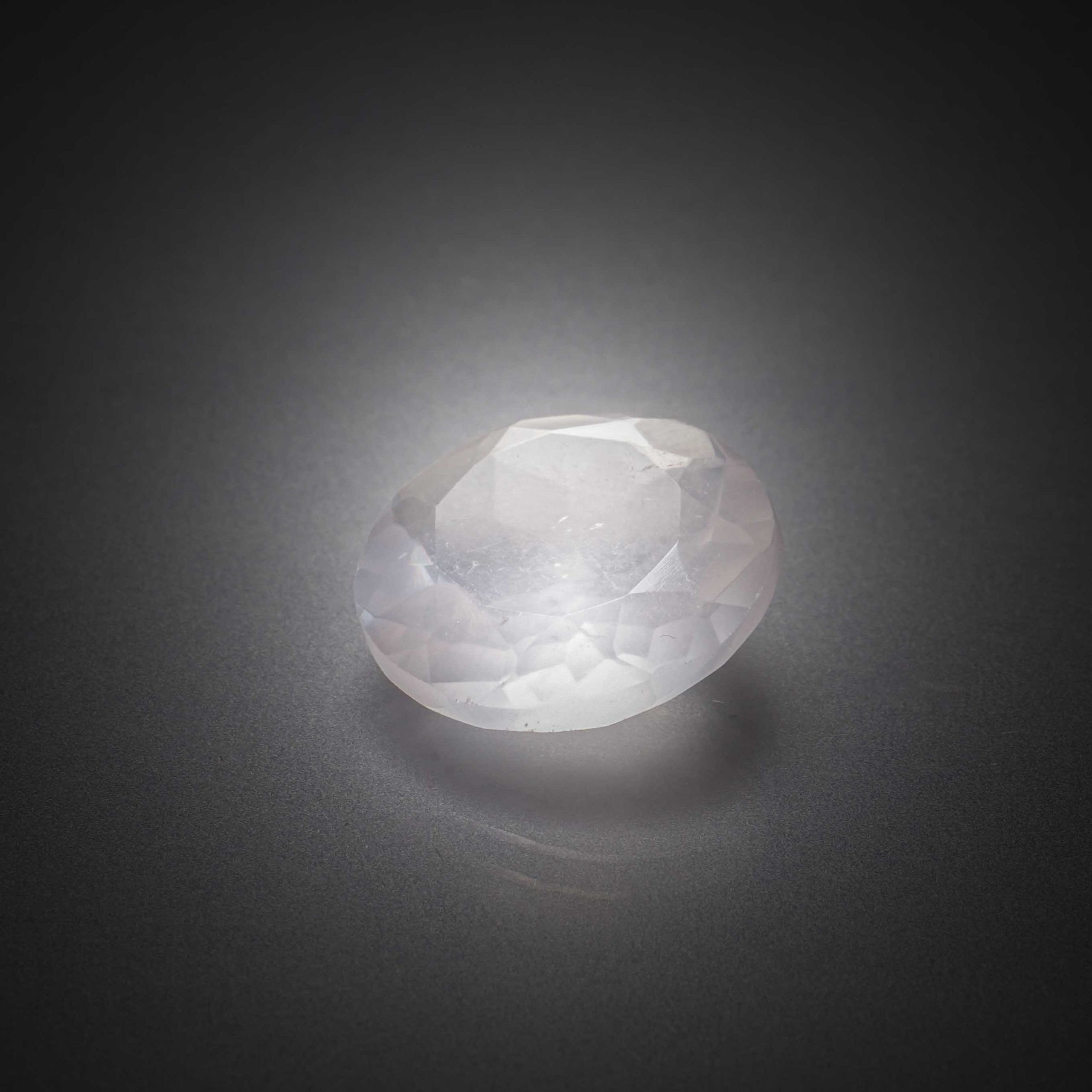 Quartz jaune (light) ovale sur papier. - Lazuli
