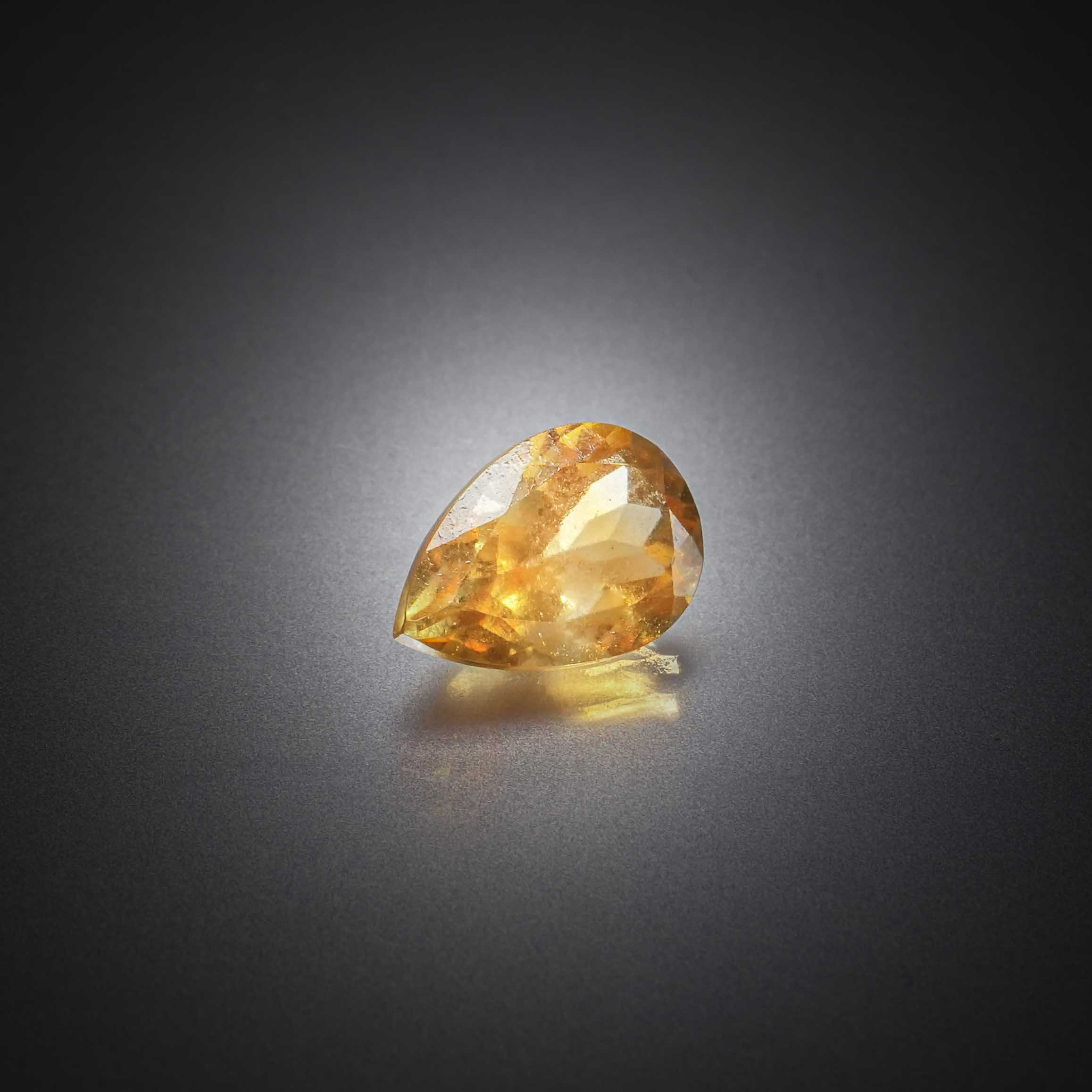 Quartz « cheveux de Vénus » poire cabochon sur papier. - Lazuli