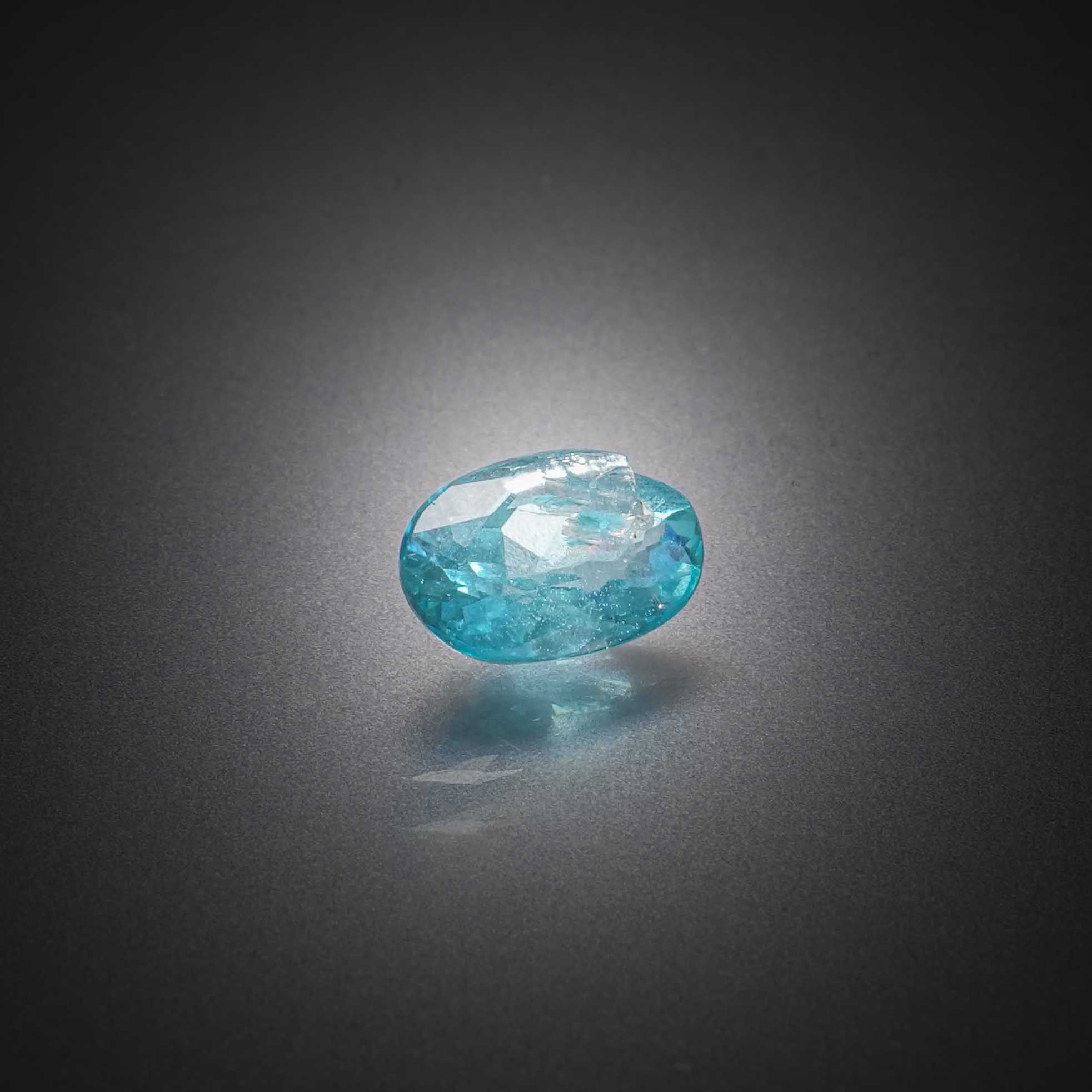 Zircon bleu ovale sur papier. - Lazuli