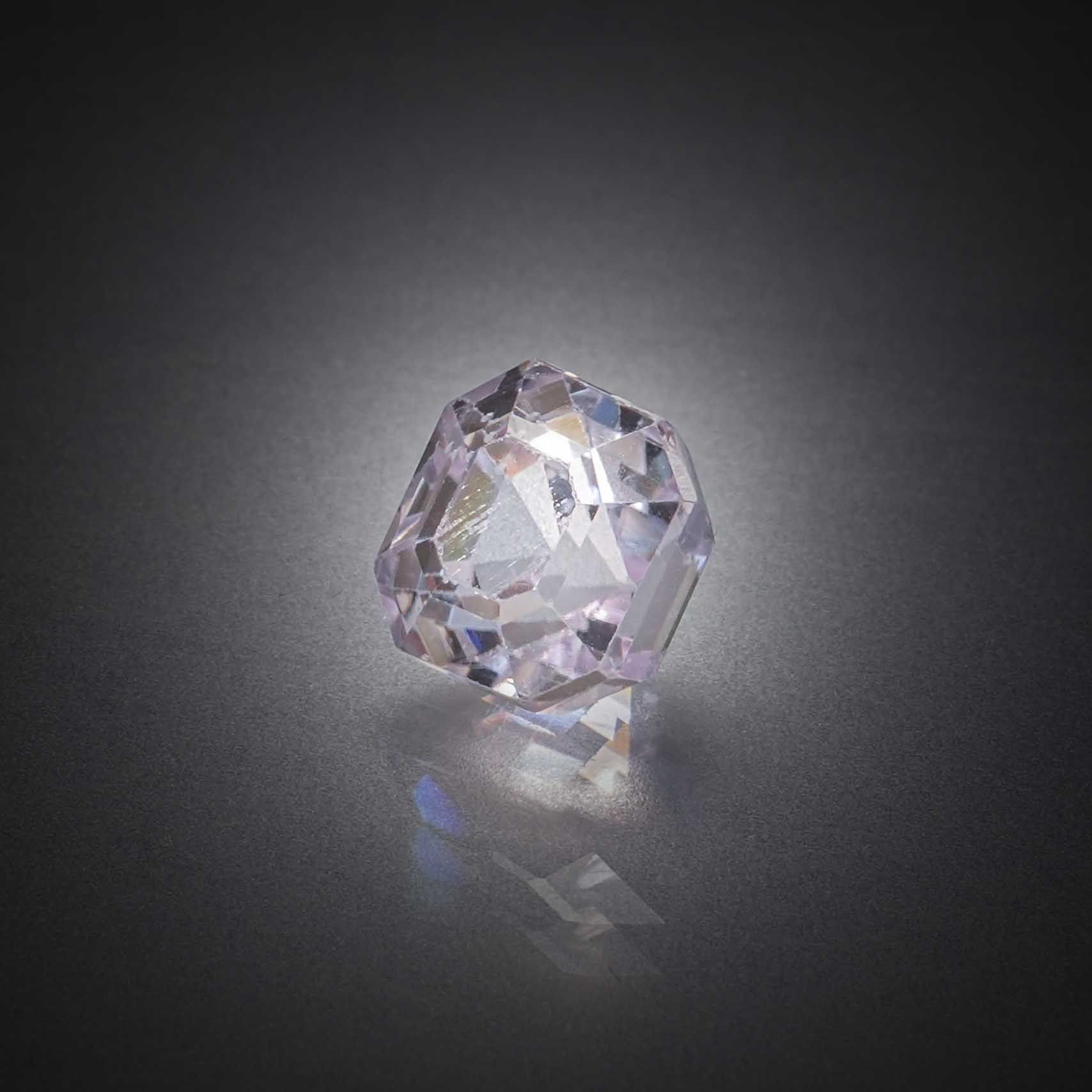 Kunzite octogonale sur papier. - Lazuli