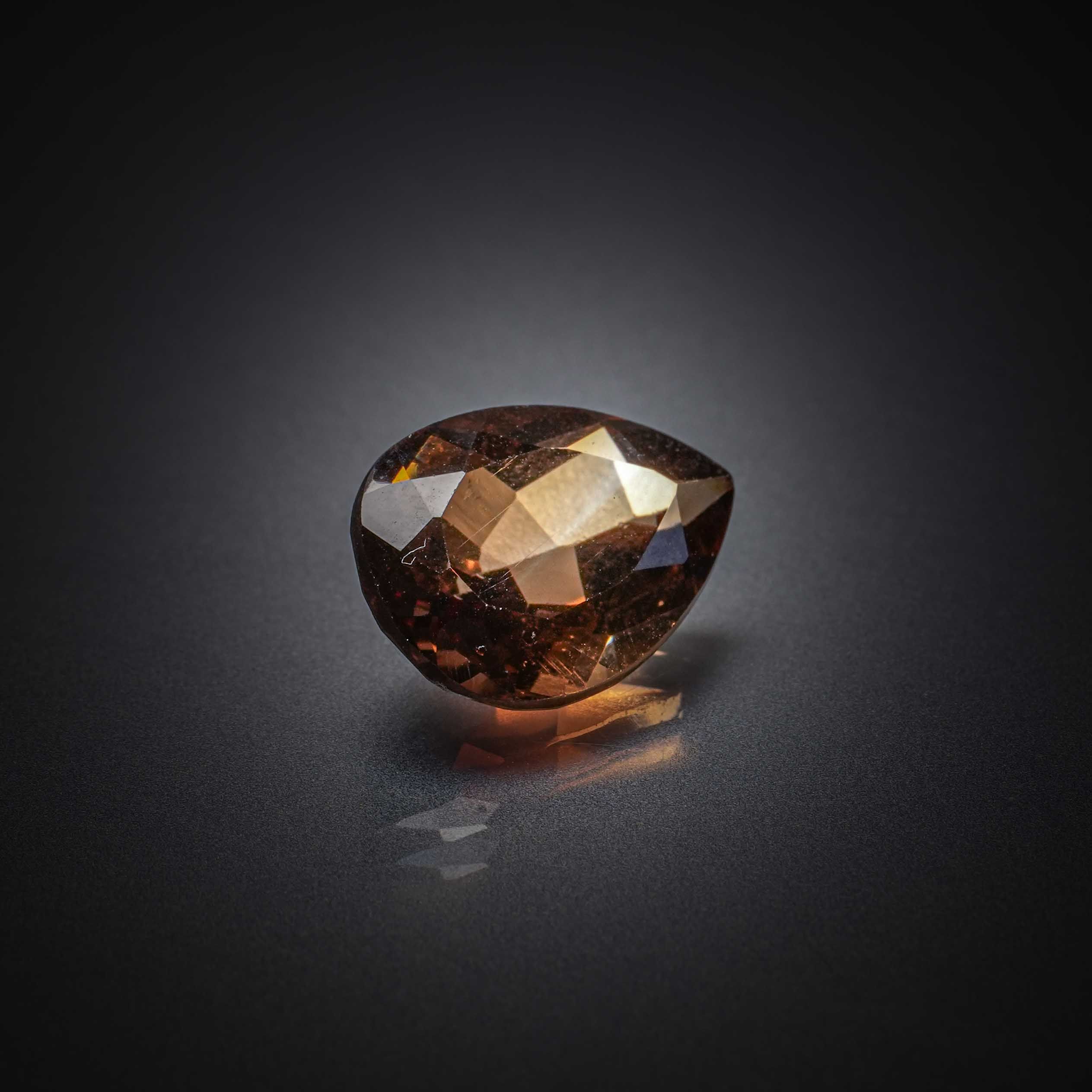 Grenat rhodolite ovale sur papier. - Lazuli