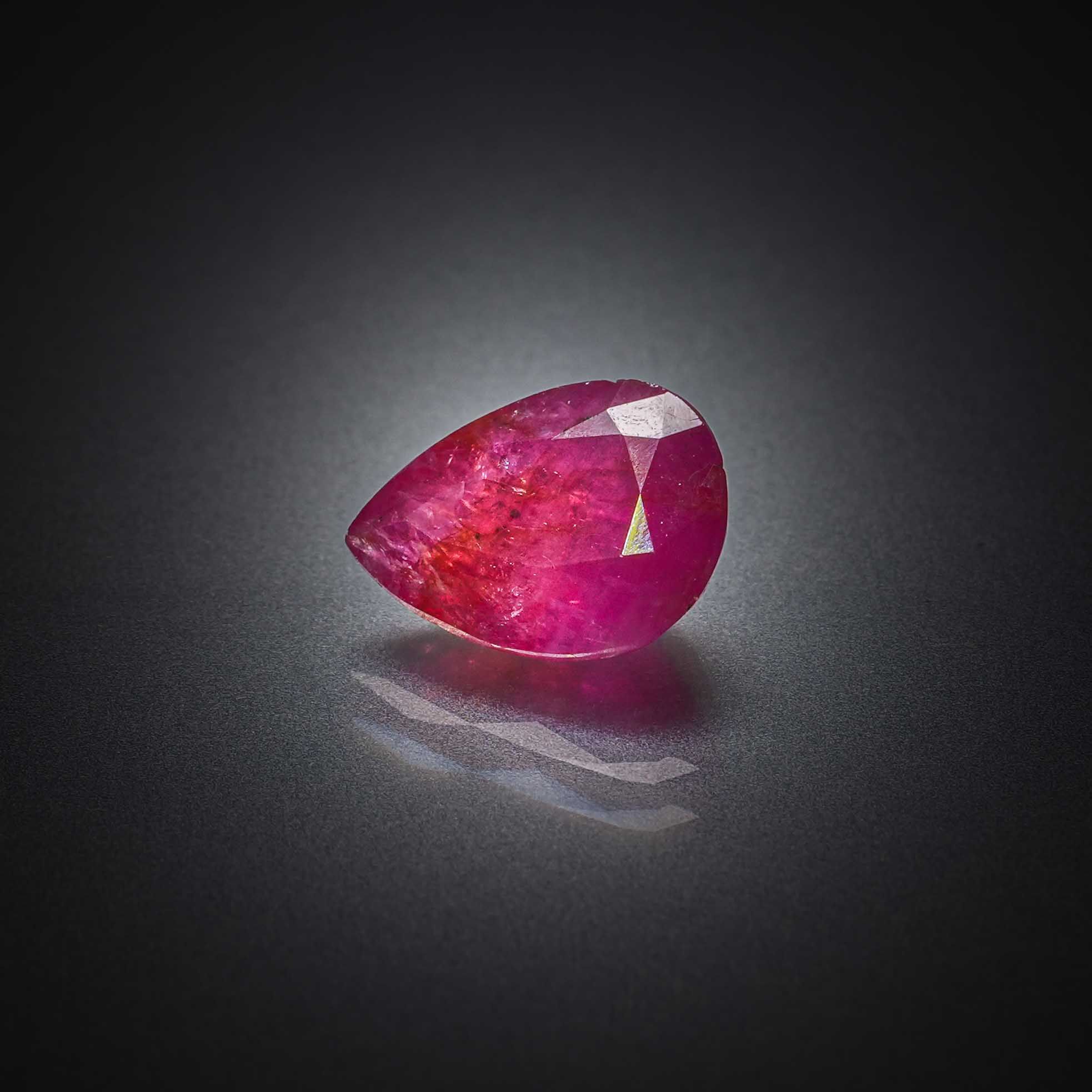 Quartz jaune étoile sur papier. - Lazuli