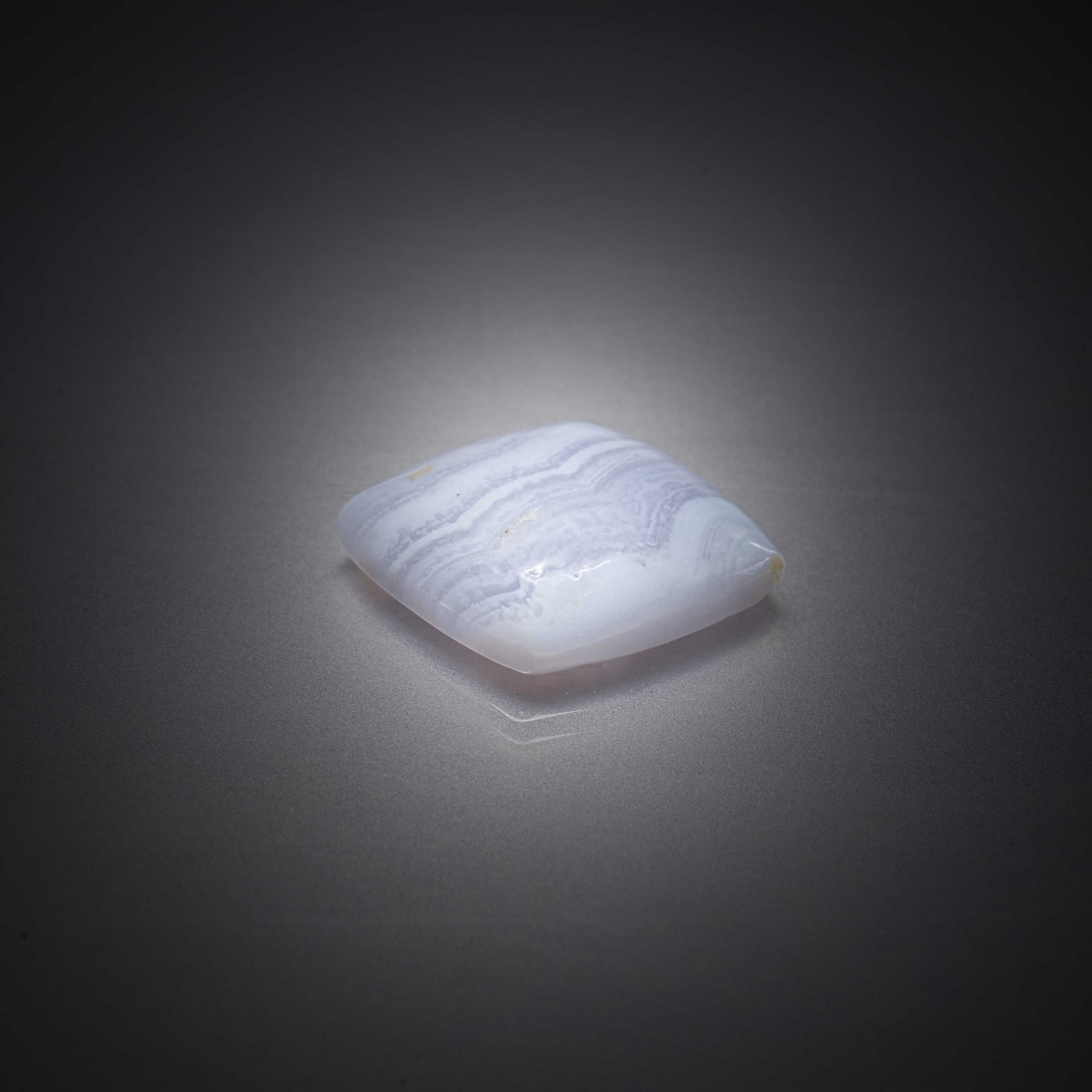 Saphir ovale sur papier. - Lazuli