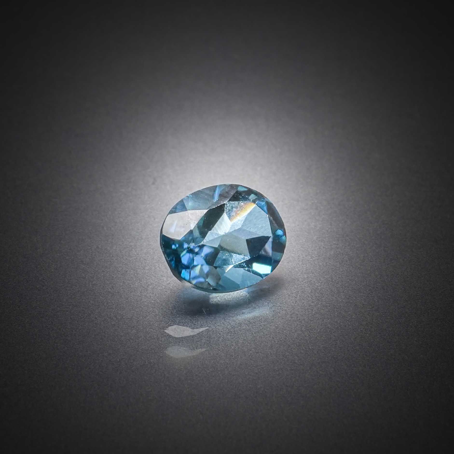 Tanzanite ovale sur papier. - Lazuli