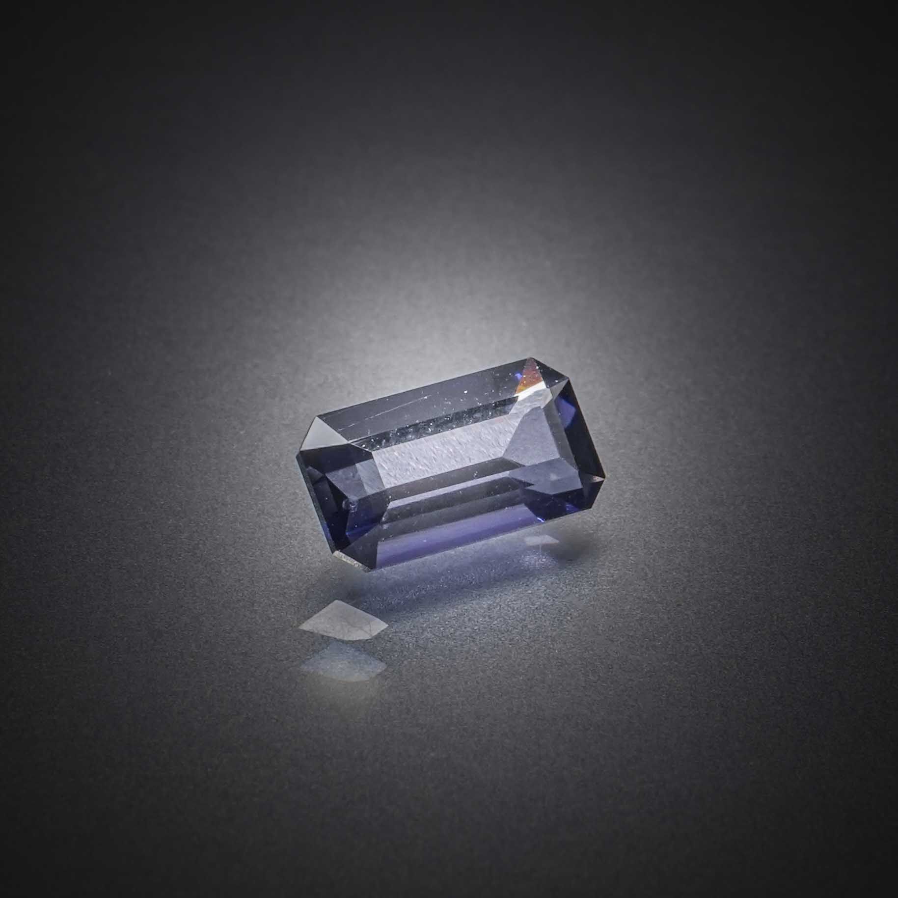 Iolite rectangulaire à pans coupés sur papier. - Lazuli